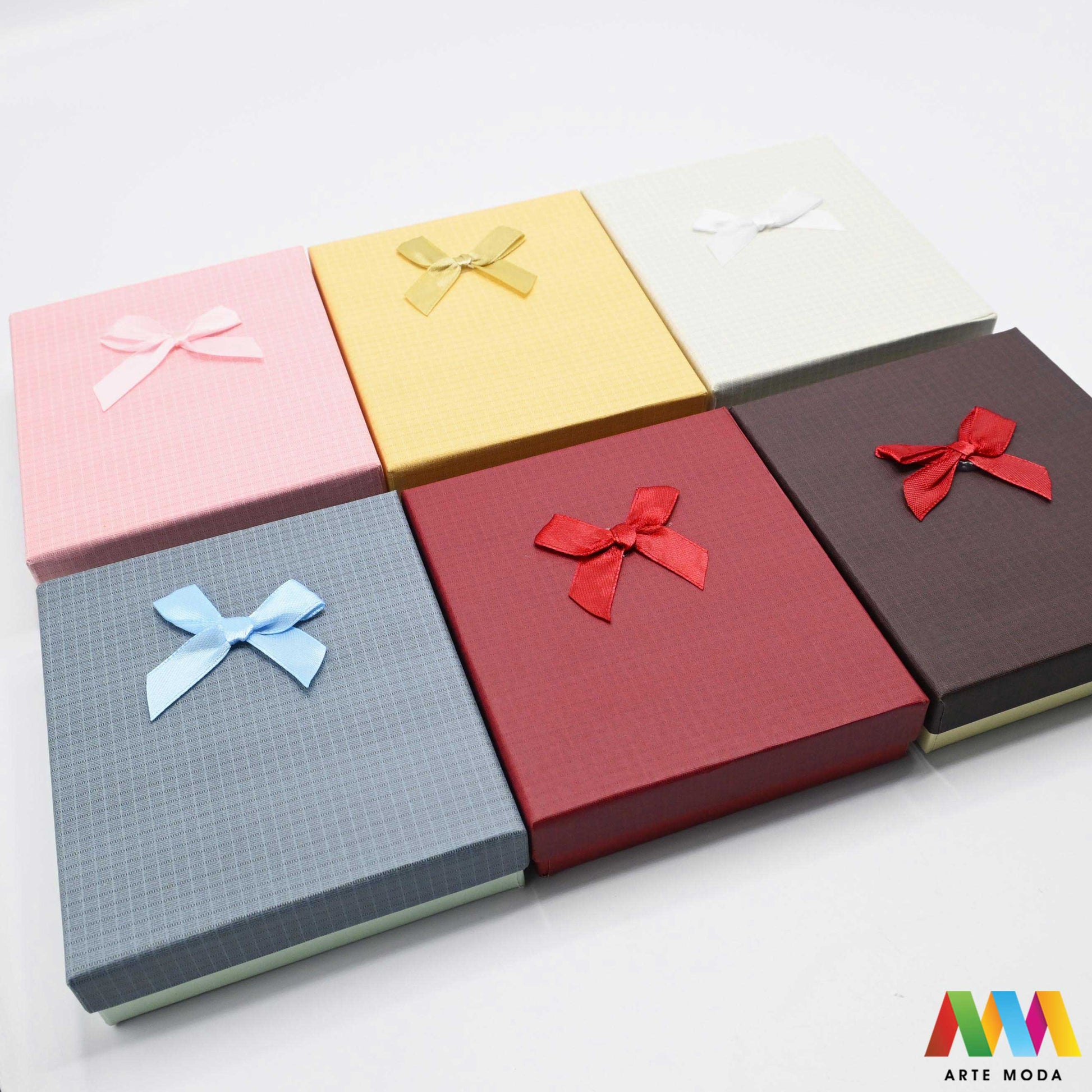 kutijice ukrasne kartonske kutije za nakit poklon ambalaža darivanje pakiranje poklopac prstenje ogrlice naušnice luksuzne elegantne ručni rad personalizirane dar Savršeno pakiranje ljepota vaših kreacija elegantnih i čvrstih kartonskih kutija izrađenih od kvalitetnog papira s mekanim umetkom od spužve prstenje ogrlice naušnice i narukvice nježnu zaštitu od ogrebotina dodaju dašak luksuza i profinjenosti vašem poklonu izloženom nakitu Dostupne u raznim veličinama bojama i dezenima arte moda repromaterijal