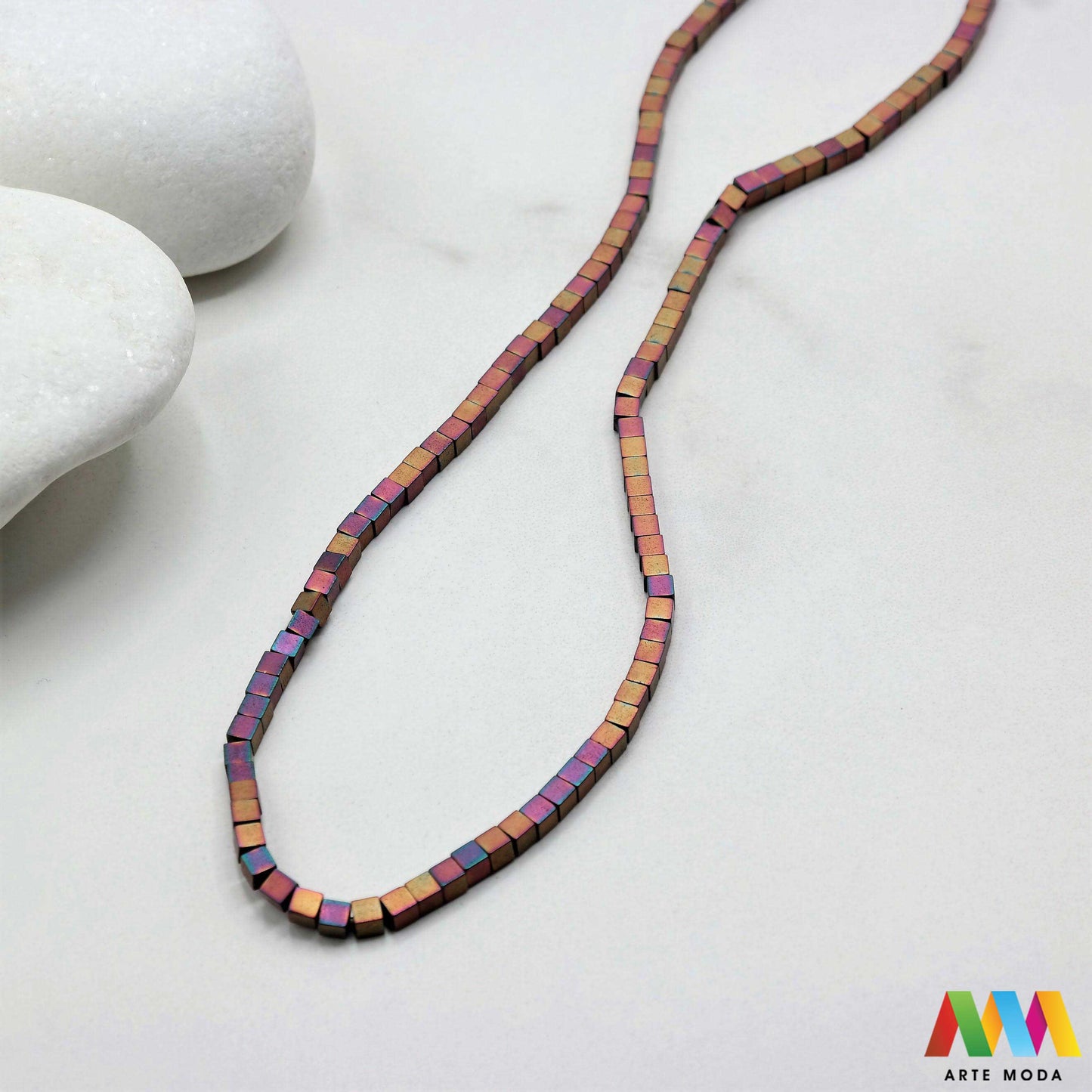 hematit krvavi kamen poludragi mineral metalni sjaj kvarc zrcalo kristal prirodni metalik meditacija zaštita repromaterijal Hematit (ili krvavi kamen) je prirodni mineral smeđe sive ili crne boje karakteriziran prisustvom hladnog metalnog sjaja Vjeruje se da pomaže u jačanju volje samopouzdanja i povezanosti s majkom zemljom Nakit izrađen od njega fascinira svojim tajanstvenim zrcalnim sjajem