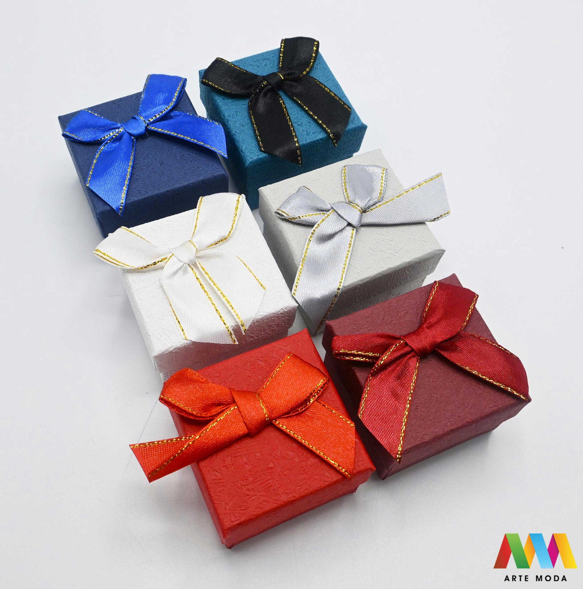 kutijice ukrasne kartonske kutije za nakit poklon ambalaža darivanje pakiranje poklopac prstenje ogrlice naušnice luksuzne elegantne ručni rad personalizirane dar Savršeno pakiranje ljepota vaših kreacija elegantnih i čvrstih kartonskih kutija izrađenih od kvalitetnog papira s mekanim umetkom od spužve prstenje ogrlice naušnice i narukvice nježnu zaštitu od ogrebotina dodaju dašak luksuza i profinjenosti vašem poklonu izloženom nakitu Dostupne u raznim veličinama bojama i dezenima arte moda repromaterijal