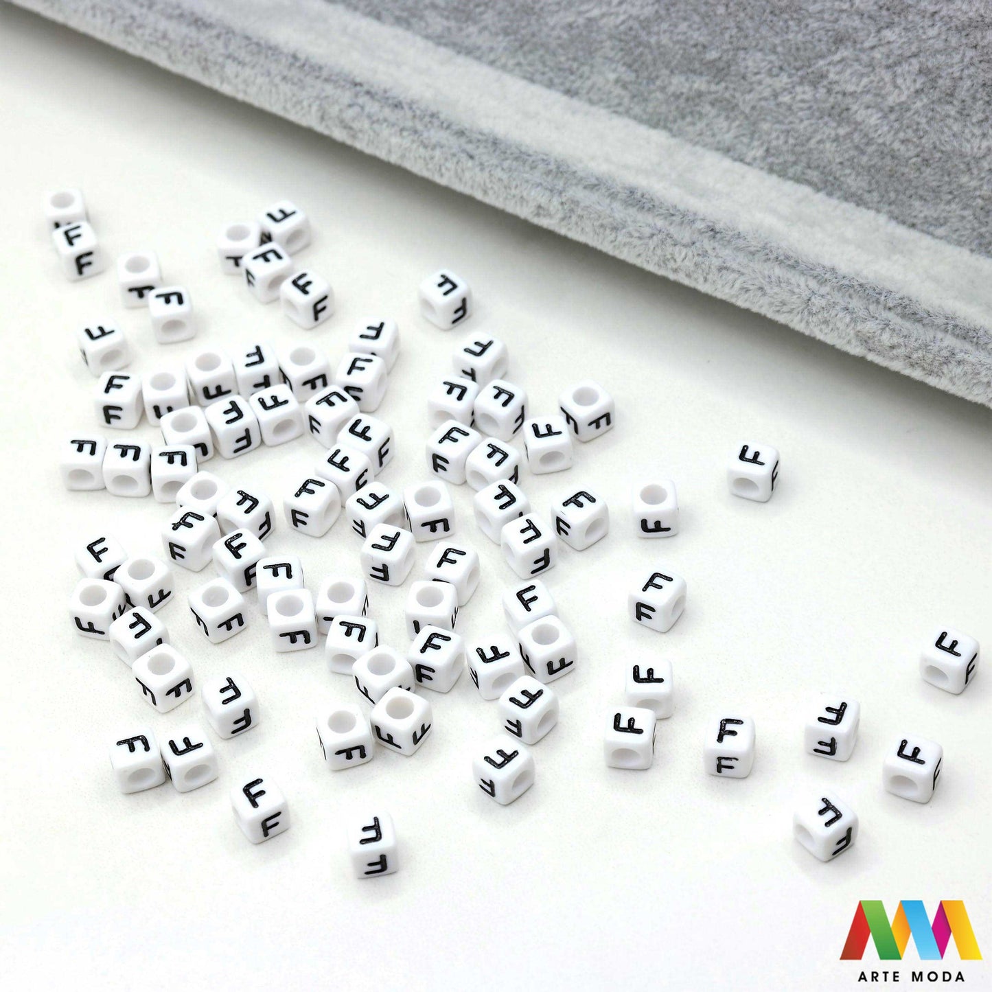 slova brojevi plastične nizanje imenom narukvice prijateljstva dječji nakit personalizirani kockaste perle okrugle abeceda DIY ručni rad izrada mix mješana Stvorite personalizirani nakit s našim plastičnim slovima i brojevima Perle u obliku kocki i krugova idealne su za izradu narukvica s imenom i porukama Lagane su šarene i savršene za dječji nakit i narukvice prijateljstva Lako nizanje za maksimalnu uradi sam zabavu arte moda repromaterijal