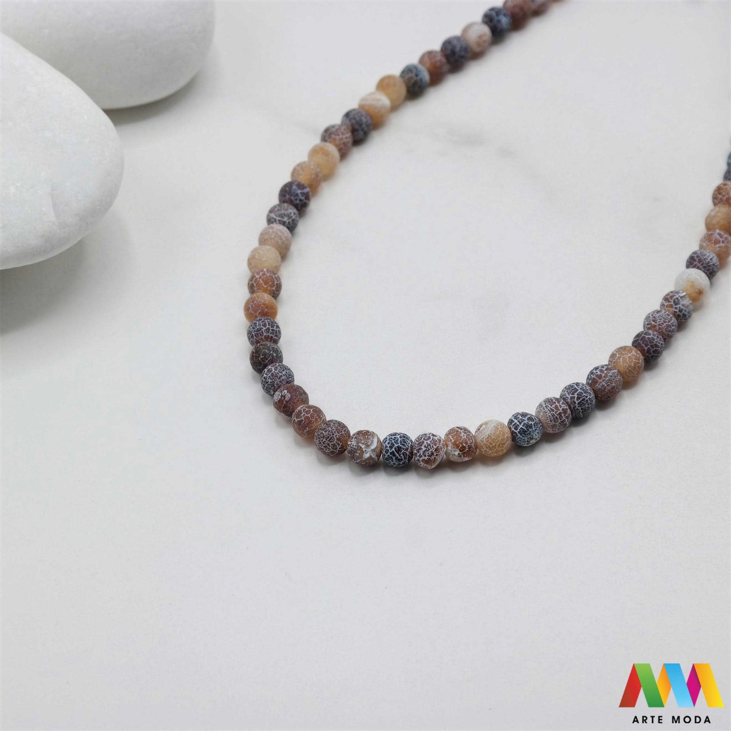 poludragi kamen ahat kristal kalcedon polu dragi poludrago kamenje dragulj mineral kvarc Ahat je jedan od najrasprostranjenijih kristala na planeti Ahat spada u grupu kalcedona izrazito je dekorativan te se od njega izrađuje lijepi nakit i ukrasni predmeti U Hrvatskoj je poznati Lepoglavski Ahat s brda Gaveznica