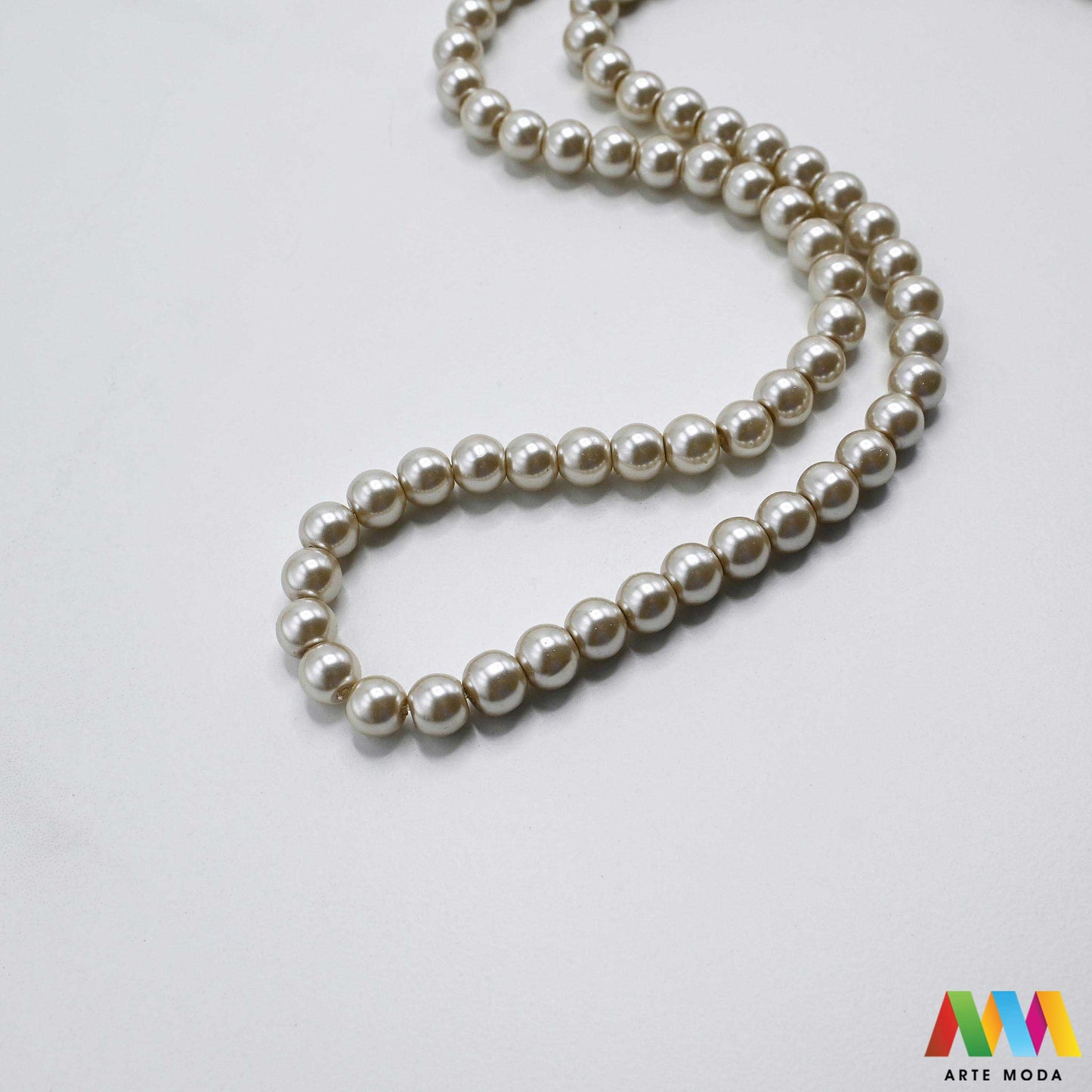 stakleni biseri niz staklo biser perle biserne zrna zrno perla staklene imitacija bisera sedefaste vjenčani nakit klasični DIY ogrlice bijeli u boji bisernim sjajem izrada nakita umjetni Za klasičnu eleganciju birajte staklene bisere imitacija bisera ima visok sedefasti sjaj i savršeno je glatka Idealni su za izradu vjenčanog nakita bezvremenskih ogrlica i narukvica raznim veličinama i bojama ovi biseri unose dašak luksuza u svaki uradi sam projekt Počnite nizati svoju eleganciju arte moda repromaterijal