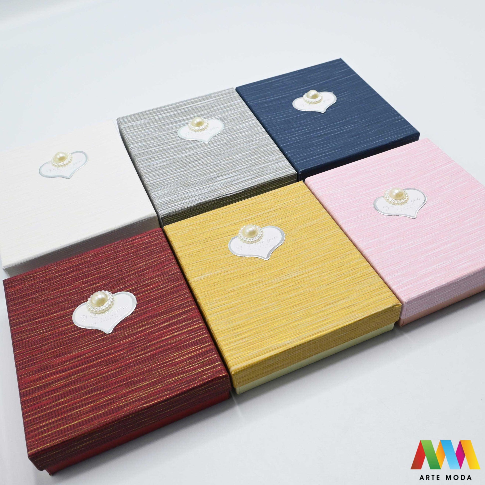 kutijice ukrasne kartonske kutije za nakit poklon ambalaža darivanje pakiranje poklopac prstenje ogrlice naušnice luksuzne elegantne ručni rad personalizirane dar Savršeno pakiranje ljepota vaših kreacija elegantnih i čvrstih kartonskih kutija izrađenih od kvalitetnog papira s mekanim umetkom od spužve prstenje ogrlice naušnice i narukvice nježnu zaštitu od ogrebotina dodaju dašak luksuza i profinjenosti vašem poklonu izloženom nakitu Dostupne u raznim veličinama bojama i dezenima arte moda repromaterijal