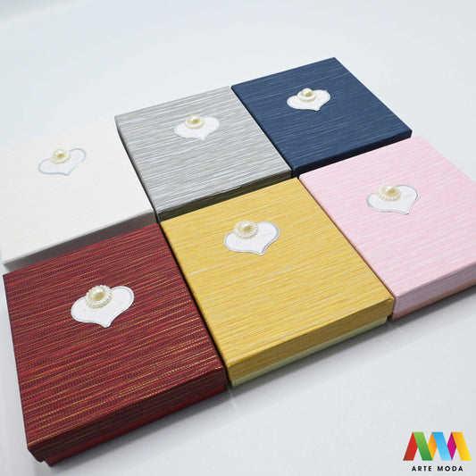 kutijice ukrasne kartonske kutije za nakit poklon ambalaža darivanje pakiranje poklopac prstenje ogrlice naušnice luksuzne elegantne ručni rad personalizirane dar Savršeno pakiranje ljepota vaših kreacija elegantnih i čvrstih kartonskih kutija izrađenih od kvalitetnog papira s mekanim umetkom od spužve prstenje ogrlice naušnice i narukvice nježnu zaštitu od ogrebotina dodaju dašak luksuza i profinjenosti vašem poklonu izloženom nakitu Dostupne u raznim veličinama bojama i dezenima arte moda repromaterijal