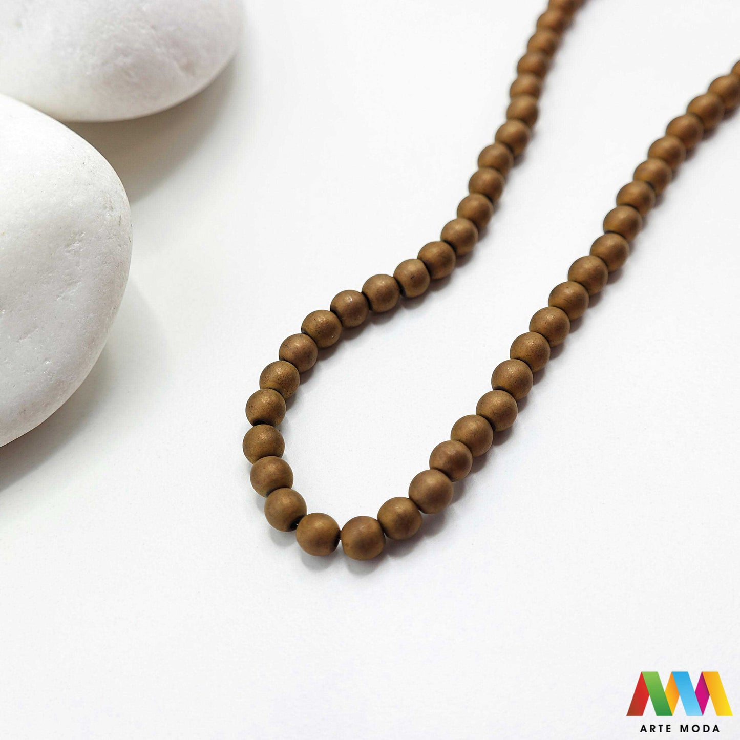 hematit krvavi kamen poludragi mineral metalni sjaj kvarc zrcalo kristal prirodni metalik meditacija zaštita repromaterijal Hematit (ili krvavi kamen) je prirodni mineral smeđe sive ili crne boje karakteriziran prisustvom hladnog metalnog sjaja Vjeruje se da pomaže u jačanju volje samopouzdanja i povezanosti s majkom zemljom Nakit izrađen od njega fascinira svojim tajanstvenim zrcalnim sjajem