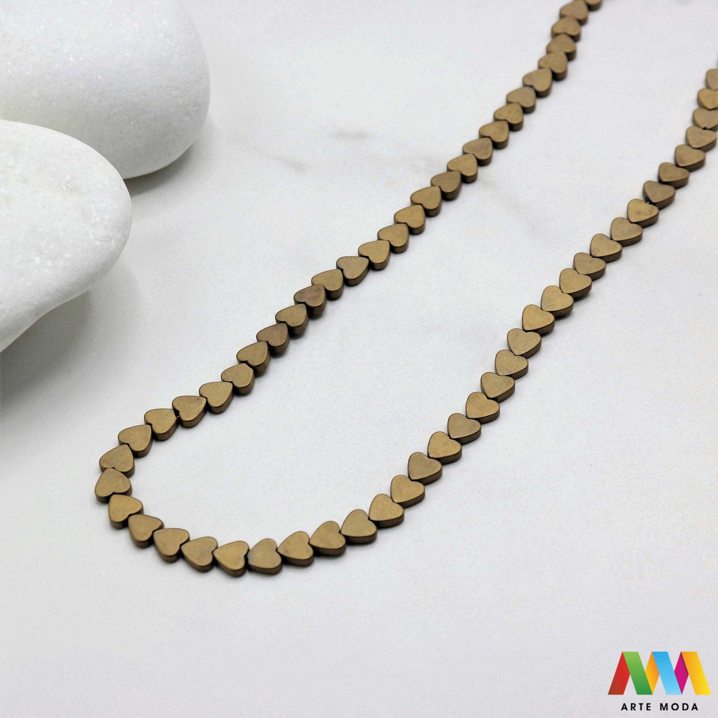 hematit krvavi kamen poludragi mineral metalni sjaj kvarc zrcalo kristal prirodni metalik meditacija zaštita repromaterijal Hematit (ili krvavi kamen) je prirodni mineral smeđe sive ili crne boje karakteriziran prisustvom hladnog metalnog sjaja Vjeruje se da pomaže u jačanju volje samopouzdanja i povezanosti s majkom zemljom Nakit izrađen od njega fascinira svojim tajanstvenim zrcalnim sjajem