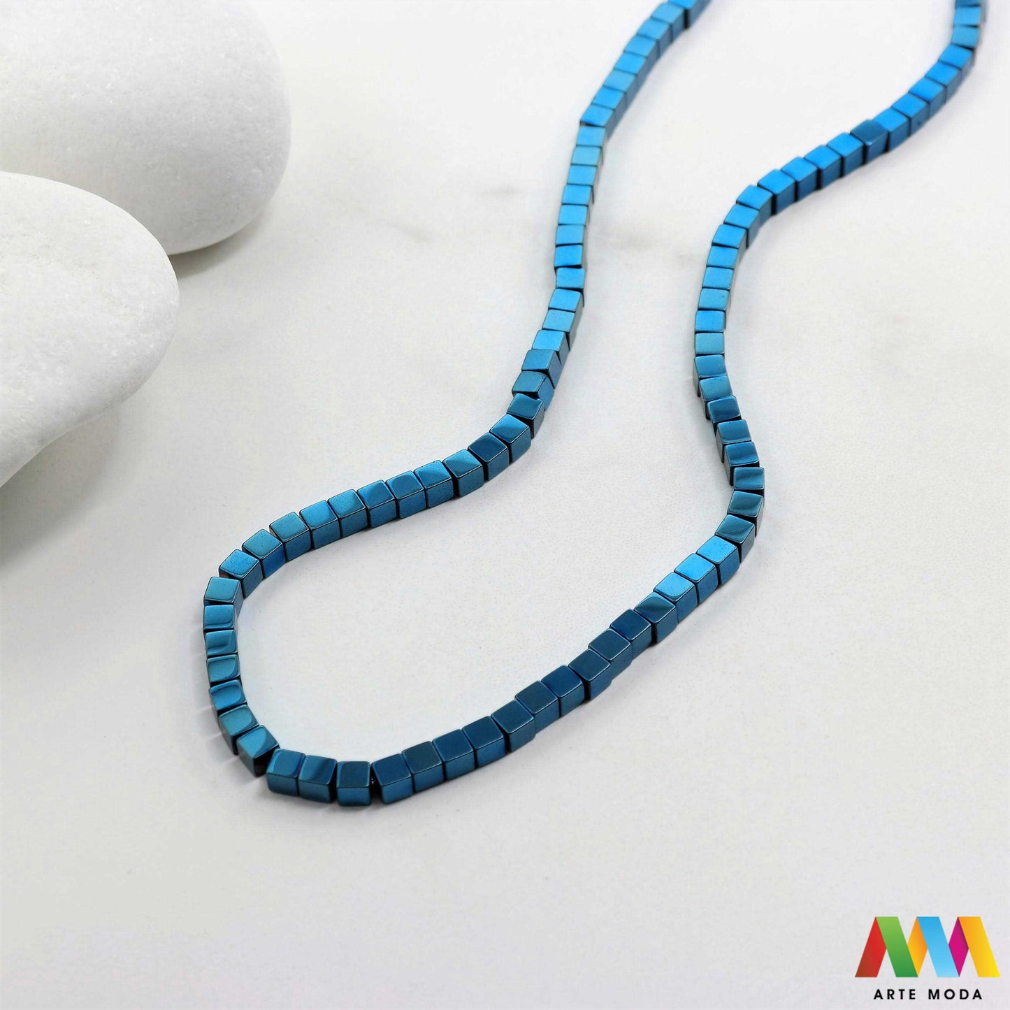 hematit krvavi kamen poludragi mineral metalni sjaj kvarc zrcalo kristal prirodni metalik meditacija zaštita repromaterijal Hematit (ili krvavi kamen) je prirodni mineral smeđe sive ili crne boje karakteriziran prisustvom hladnog metalnog sjaja Vjeruje se da pomaže u jačanju volje samopouzdanja i povezanosti s majkom zemljom Nakit izrađen od njega fascinira svojim tajanstvenim zrcalnim sjajem