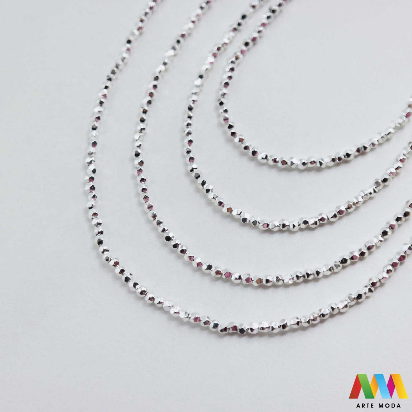 hematit krvavi kamen poludragi mineral metalni sjaj kvarc zrcalo kristal prirodni metalik meditacija zaštita repromaterijal Hematit (ili krvavi kamen) je prirodni mineral smeđe sive ili crne boje karakteriziran prisustvom hladnog metalnog sjaja Vjeruje se da pomaže u jačanju volje samopouzdanja i povezanosti s majkom zemljom Nakit izrađen od njega fascinira svojim tajanstvenim zrcalnim sjajem