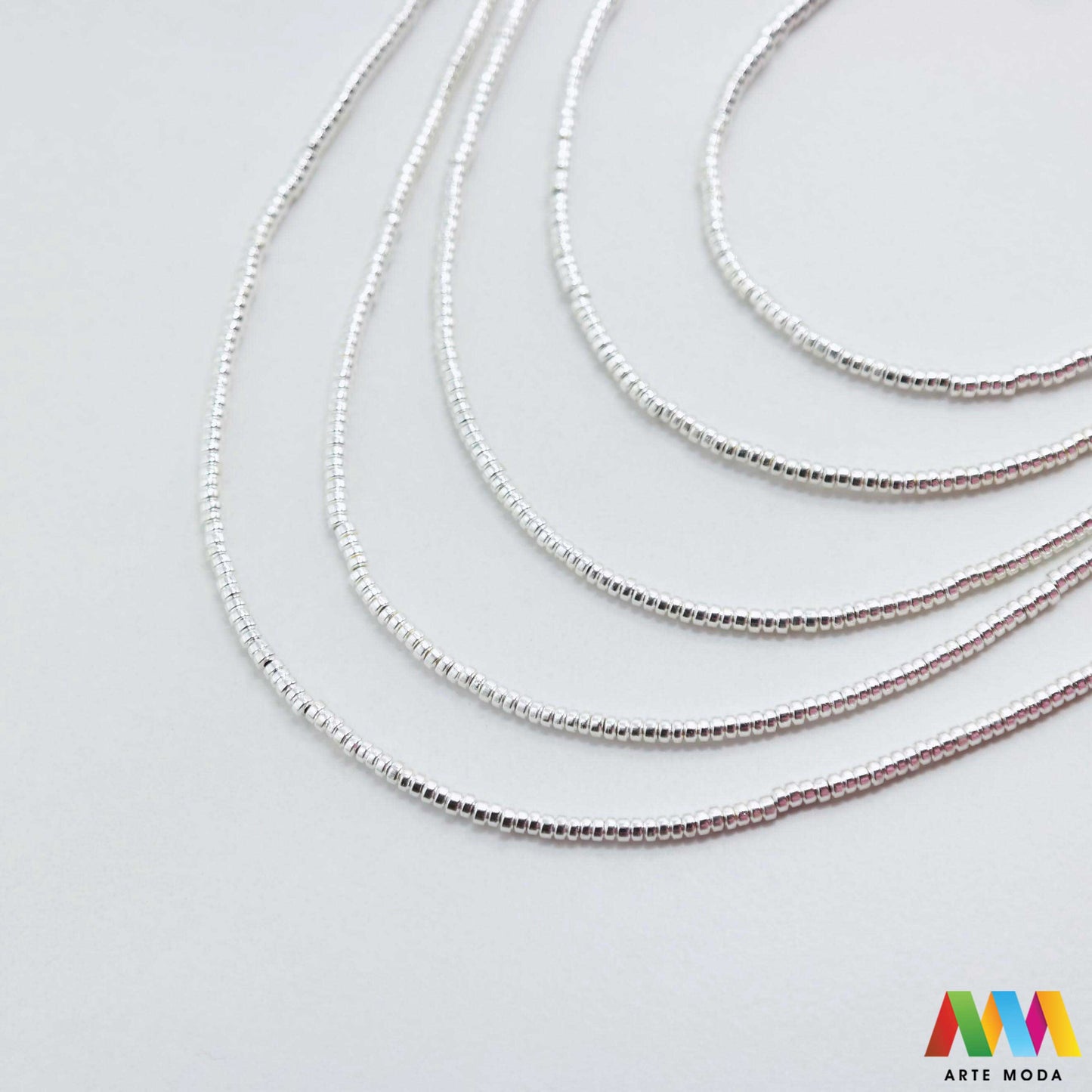 hematit krvavi kamen poludragi mineral metalni sjaj kvarc zrcalo kristal prirodni metalik meditacija zaštita repromaterijal Hematit (ili krvavi kamen) je prirodni mineral smeđe sive ili crne boje karakteriziran prisustvom hladnog metalnog sjaja Vjeruje se da pomaže u jačanju volje samopouzdanja i povezanosti s majkom zemljom Nakit izrađen od njega fascinira svojim tajanstvenim zrcalnim sjajem