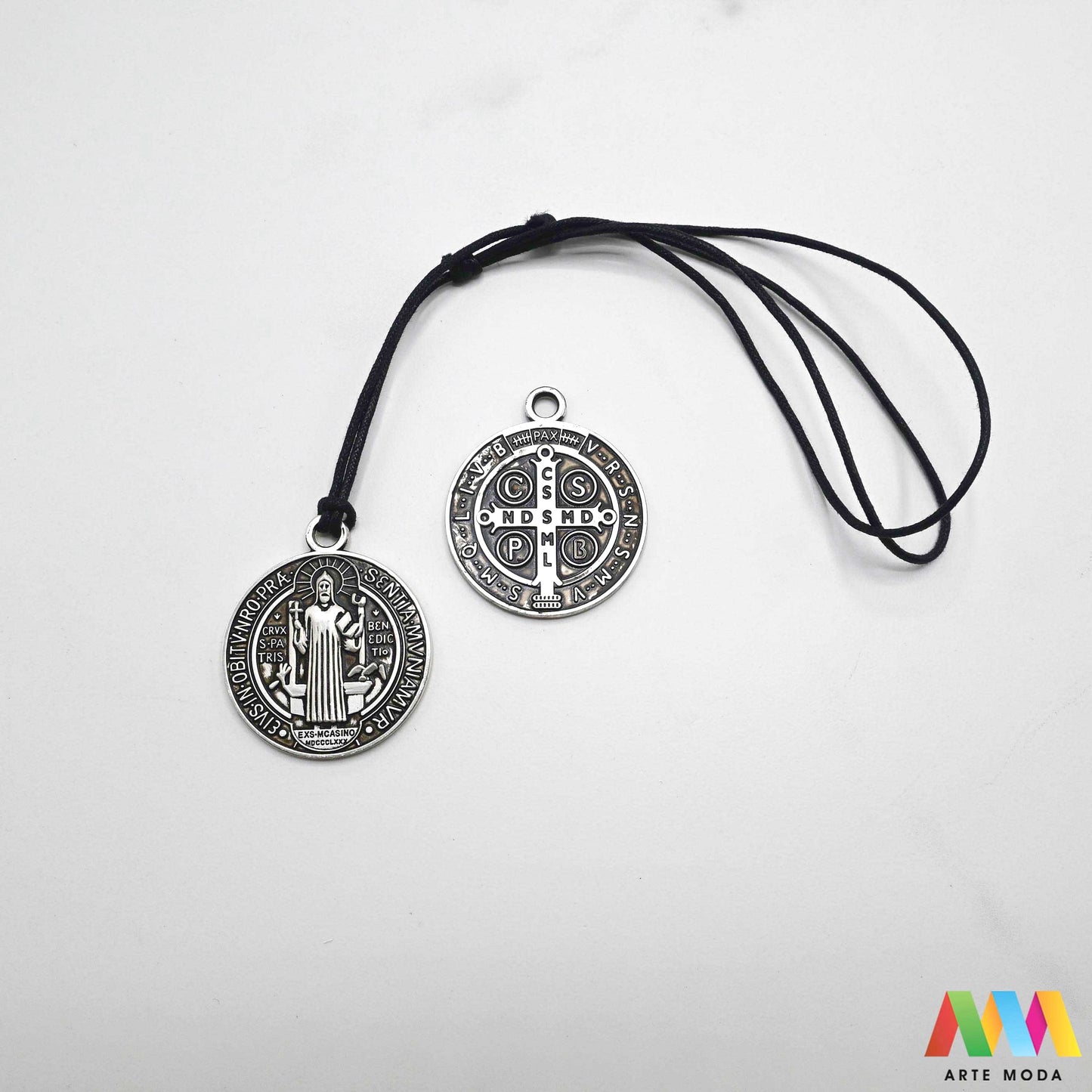 Sveti Benedikt medalja križ Svetog Benedikta zaštita duhovni nakit vjerski privjesci sakralni kršćanski Benediktinska zaštitu simbol vjere katolički privjesak ogrlica blagoslovljena zaštitni znak marko perkovic thompson tomson Otkrijte snagu i zaštitu moćne medalje Svetog Benedikta Ova posebna kategorija donosi vam pažljivo odabrane privjeske i medalje Svetog Benedikta simbole duboke vjere mira i zaštite od zla Nosite ih kao podsjetnik na snagu duha i neprobojnu obranu od negativnosti arte moda