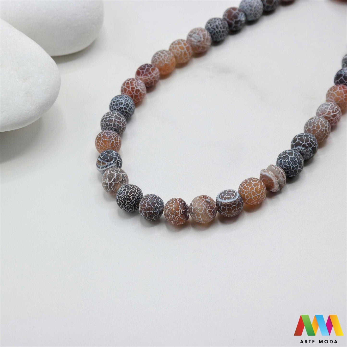 poludragi kamen ahat kristal kalcedon polu dragi poludrago kamenje dragulj mineral kvarc Ahat je jedan od najrasprostranjenijih kristala na planeti Ahat spada u grupu kalcedona izrazito je dekorativan te se od njega izrađuje lijepi nakit i ukrasni predmeti U Hrvatskoj je poznati Lepoglavski Ahat s brda Gaveznica
