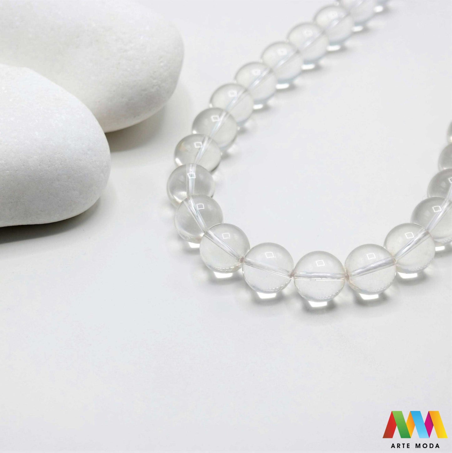 gorski kristal čisti kvarc kvarcni stjenoviti kremen poludrago kamenje repromaterijal poludragi kamen mineral perle nakit meditacija isceljenje čišćenje energije aura energetska pojačala prozirni čisti kristaloterapija Gorski kristal je kamen svih kamena Simbol čistoće svjetlosti moćne energije Smatra se univerzalnim iscjeliteljem jer pojačava energiju čisti čakre pretvara negativnost u pozitivu izradu nakita meditaciju čišćenje prostora Birajte perle različitih dimenzija i oblika arte moda repromaterijal