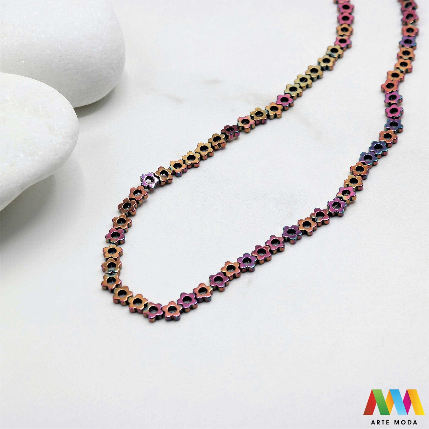 hematit krvavi kamen poludragi mineral metalni sjaj kvarc zrcalo kristal prirodni metalik meditacija zaštita repromaterijal Hematit (ili krvavi kamen) je prirodni mineral smeđe sive ili crne boje karakteriziran prisustvom hladnog metalnog sjaja Vjeruje se da pomaže u jačanju volje samopouzdanja i povezanosti s majkom zemljom Nakit izrađen od njega fascinira svojim tajanstvenim zrcalnim sjajem