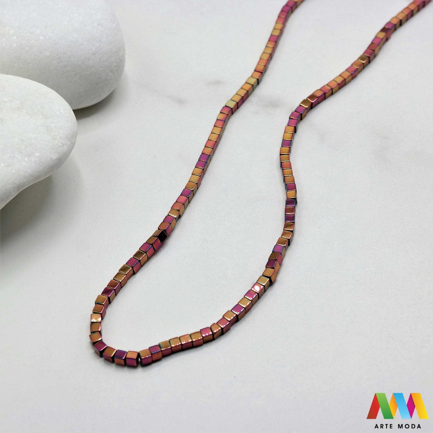 hematit krvavi kamen poludragi mineral metalni sjaj kvarc zrcalo kristal prirodni metalik meditacija zaštita repromaterijal Hematit (ili krvavi kamen) je prirodni mineral smeđe sive ili crne boje karakteriziran prisustvom hladnog metalnog sjaja Vjeruje se da pomaže u jačanju volje samopouzdanja i povezanosti s majkom zemljom Nakit izrađen od njega fascinira svojim tajanstvenim zrcalnim sjajem