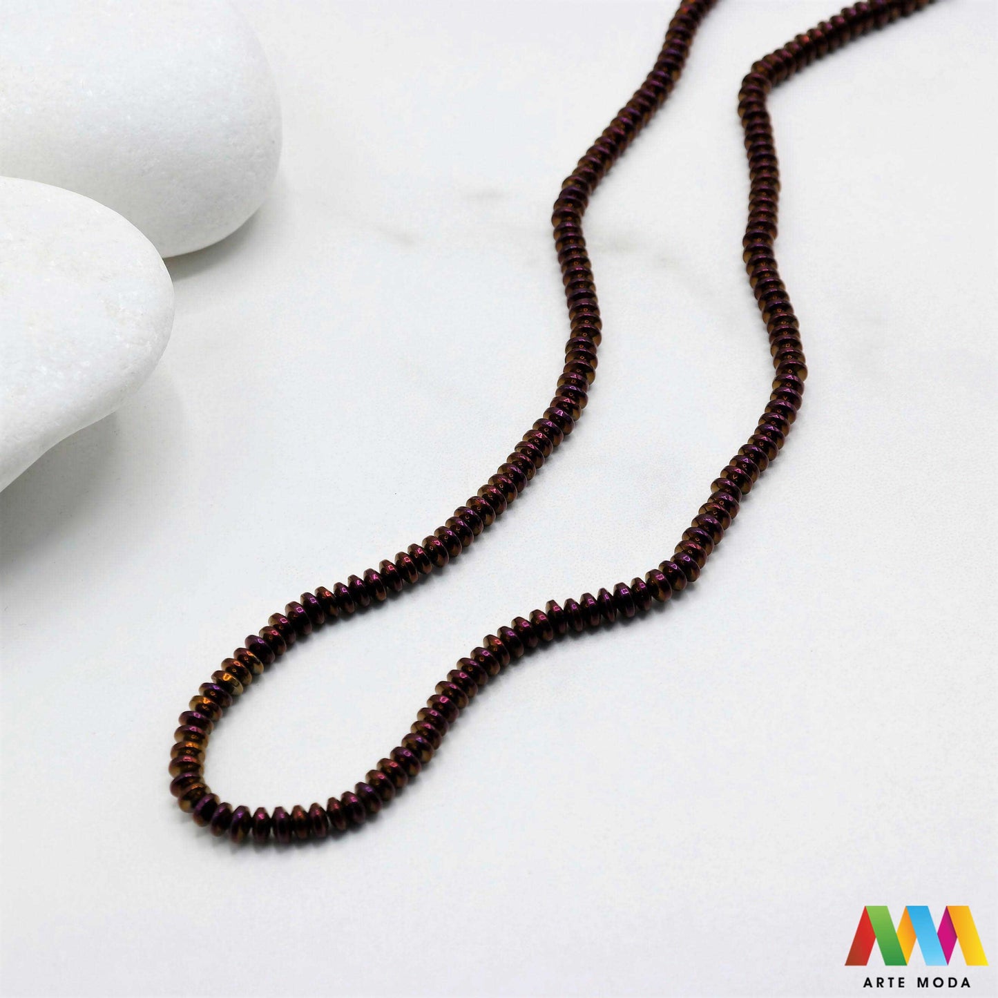 hematit krvavi kamen poludragi mineral metalni sjaj kvarc zrcalo kristal prirodni metalik meditacija zaštita repromaterijal Hematit (ili krvavi kamen) je prirodni mineral smeđe sive ili crne boje karakteriziran prisustvom hladnog metalnog sjaja Vjeruje se da pomaže u jačanju volje samopouzdanja i povezanosti s majkom zemljom Nakit izrađen od njega fascinira svojim tajanstvenim zrcalnim sjajem