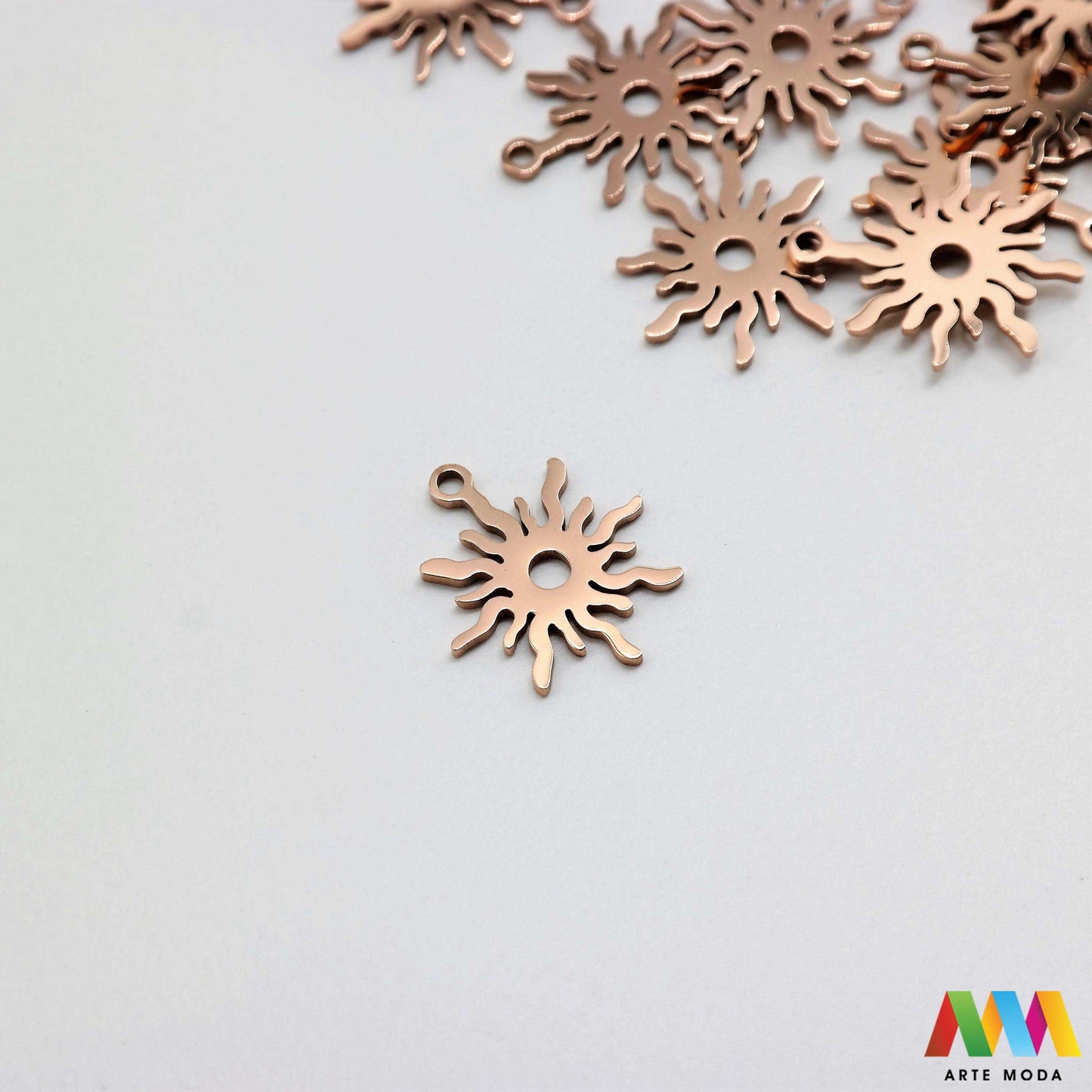 sunce privjesak s jednom rupom jedna rupa privjesak od čelika repromaterijal čelični ogrlice ogrlica narukvica narukvice nanožnica nehrđajući Privjesci izrađeni od nehrđajućeg čelika 316L koji služe za izradu nakita poput narukvica ili ogrlica najčešće se koriste za nizanje ili uz pomoć alkice se stavljaju na sajlu gumu flaks i ostale materijale