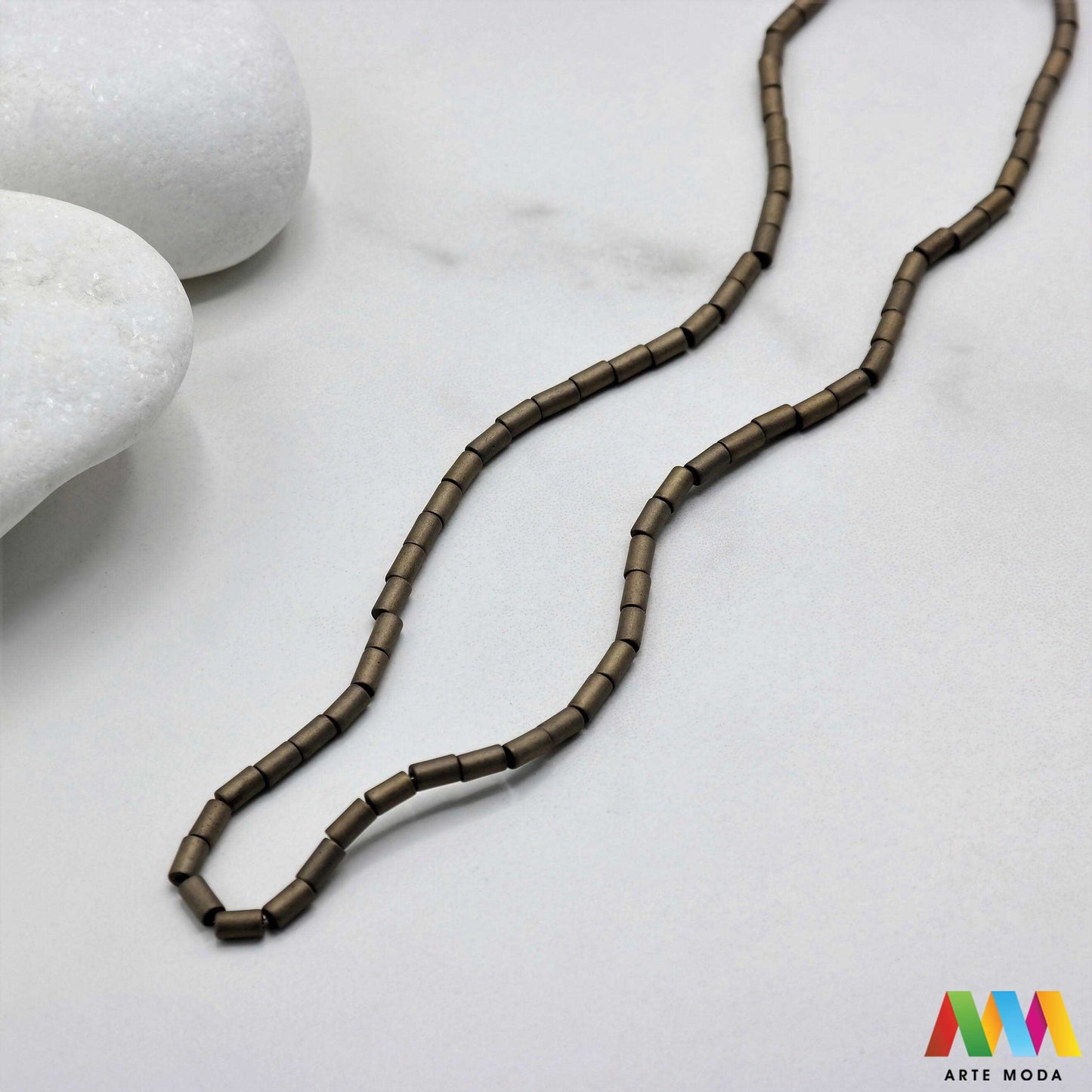 hematit krvavi kamen poludragi mineral metalni sjaj kvarc zrcalo kristal prirodni metalik meditacija zaštita repromaterijal Hematit (ili krvavi kamen) je prirodni mineral smeđe sive ili crne boje karakteriziran prisustvom hladnog metalnog sjaja Vjeruje se da pomaže u jačanju volje samopouzdanja i povezanosti s majkom zemljom Nakit izrađen od njega fascinira svojim tajanstvenim zrcalnim sjajem