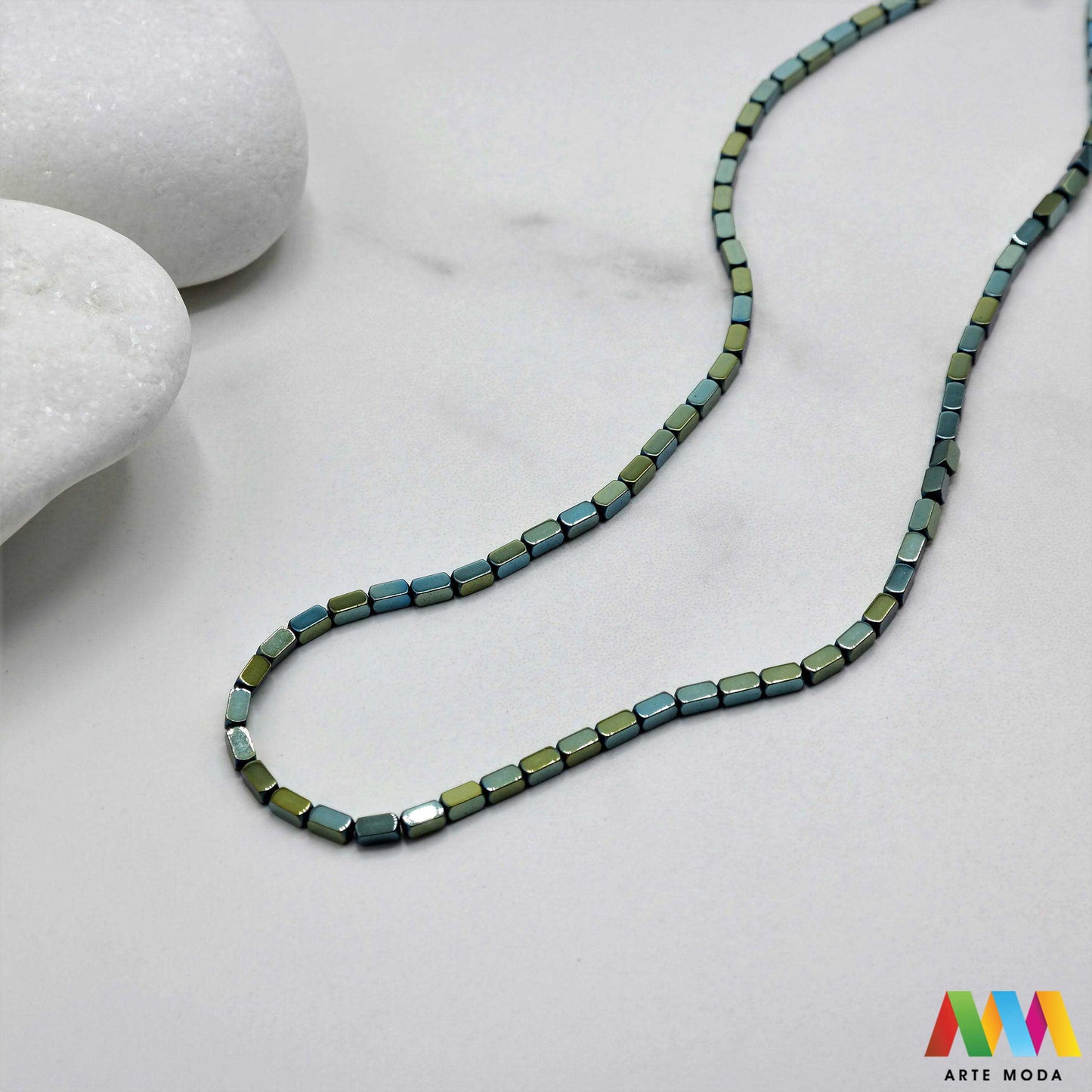 hematit krvavi kamen poludragi mineral metalni sjaj kvarc zrcalo kristal prirodni metalik meditacija zaštita repromaterijal Hematit (ili krvavi kamen) je prirodni mineral smeđe sive ili crne boje karakteriziran prisustvom hladnog metalnog sjaja Vjeruje se da pomaže u jačanju volje samopouzdanja i povezanosti s majkom zemljom Nakit izrađen od njega fascinira svojim tajanstvenim zrcalnim sjajem