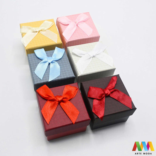 kutijice ukrasne kartonske kutije za nakit poklon ambalaža darivanje pakiranje poklopac prstenje ogrlice naušnice luksuzne elegantne ručni rad personalizirane dar Savršeno pakiranje ljepota vaših kreacija elegantnih i čvrstih kartonskih kutija izrađenih od kvalitetnog papira s mekanim umetkom od spužve prstenje ogrlice naušnice i narukvice nježnu zaštitu od ogrebotina dodaju dašak luksuza i profinjenosti vašem poklonu izloženom nakitu Dostupne u raznim veličinama bojama i dezenima arte moda repromaterijal