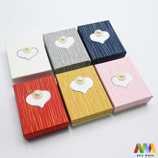 kutijice ukrasne kartonske kutije za nakit poklon ambalaža darivanje pakiranje poklopac prstenje ogrlice naušnice luksuzne elegantne ručni rad personalizirane dar Savršeno pakiranje ljepota vaših kreacija elegantnih i čvrstih kartonskih kutija izrađenih od kvalitetnog papira s mekanim umetkom od spužve prstenje ogrlice naušnice i narukvice nježnu zaštitu od ogrebotina dodaju dašak luksuza i profinjenosti vašem poklonu izloženom nakitu Dostupne u raznim veličinama bojama i dezenima arte moda repromaterijal