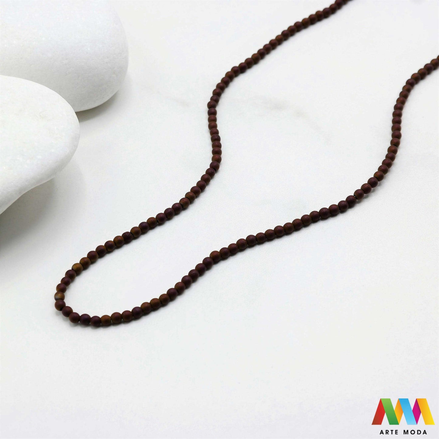 hematit krvavi kamen poludragi mineral metalni sjaj kvarc zrcalo kristal prirodni metalik meditacija zaštita repromaterijal Hematit (ili krvavi kamen) je prirodni mineral smeđe sive ili crne boje karakteriziran prisustvom hladnog metalnog sjaja Vjeruje se da pomaže u jačanju volje samopouzdanja i povezanosti s majkom zemljom Nakit izrađen od njega fascinira svojim tajanstvenim zrcalnim sjajem