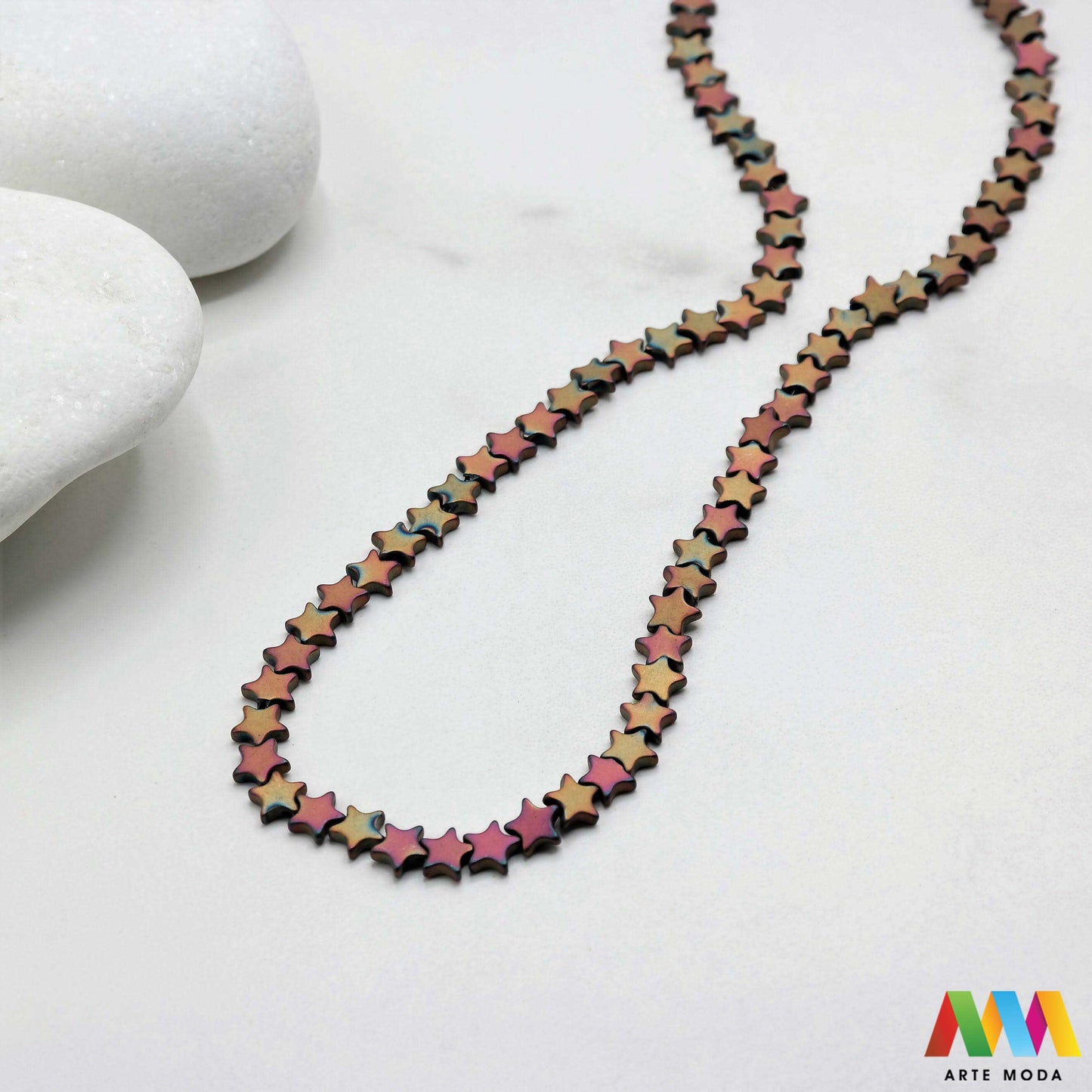 hematit krvavi kamen poludragi mineral metalni sjaj kvarc zrcalo kristal prirodni metalik meditacija zaštita repromaterijal Hematit (ili krvavi kamen) je prirodni mineral smeđe sive ili crne boje karakteriziran prisustvom hladnog metalnog sjaja Vjeruje se da pomaže u jačanju volje samopouzdanja i povezanosti s majkom zemljom Nakit izrađen od njega fascinira svojim tajanstvenim zrcalnim sjajem