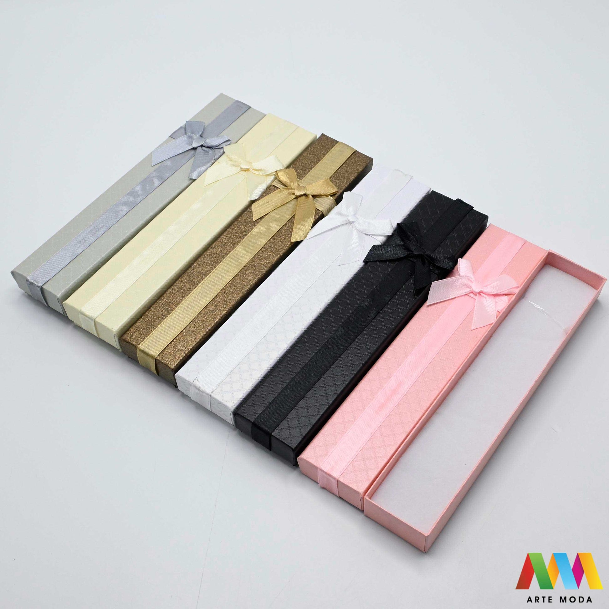 kutijice ukrasne kartonske kutije za nakit poklon ambalaža darivanje pakiranje poklopac prstenje ogrlice naušnice luksuzne elegantne ručni rad personalizirane dar Savršeno pakiranje ljepota vaših kreacija elegantnih i čvrstih kartonskih kutija izrađenih od kvalitetnog papira s mekanim umetkom od spužve prstenje ogrlice naušnice i narukvice nježnu zaštitu od ogrebotina dodaju dašak luksuza i profinjenosti vašem poklonu izloženom nakitu Dostupne u raznim veličinama bojama i dezenima arte moda repromaterijal