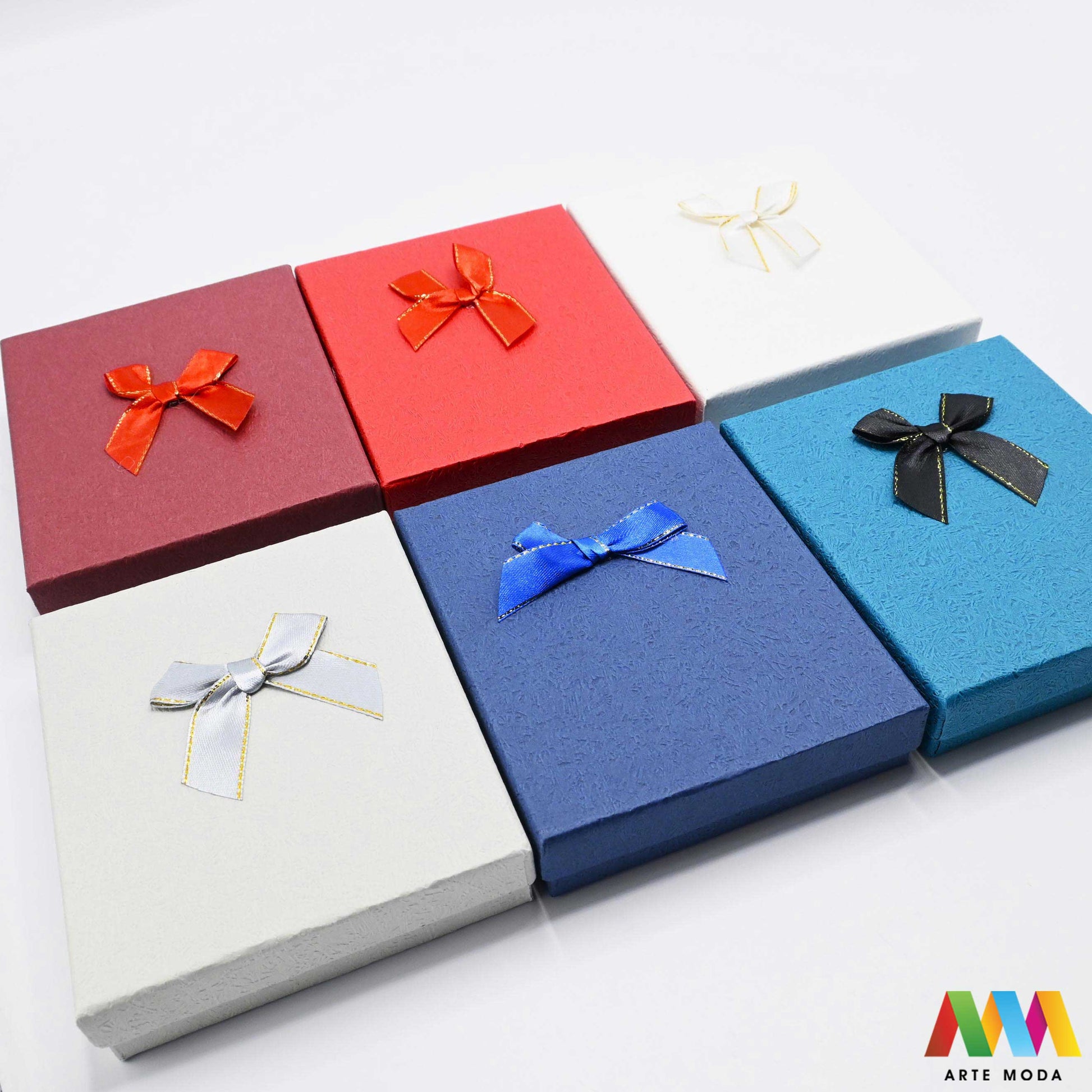 kutijice ukrasne kartonske kutije za nakit poklon ambalaža darivanje pakiranje poklopac prstenje ogrlice naušnice luksuzne elegantne ručni rad personalizirane dar Savršeno pakiranje ljepota vaših kreacija elegantnih i čvrstih kartonskih kutija izrađenih od kvalitetnog papira s mekanim umetkom od spužve prstenje ogrlice naušnice i narukvice nježnu zaštitu od ogrebotina dodaju dašak luksuza i profinjenosti vašem poklonu izloženom nakitu Dostupne u raznim veličinama bojama i dezenima arte moda repromaterijal