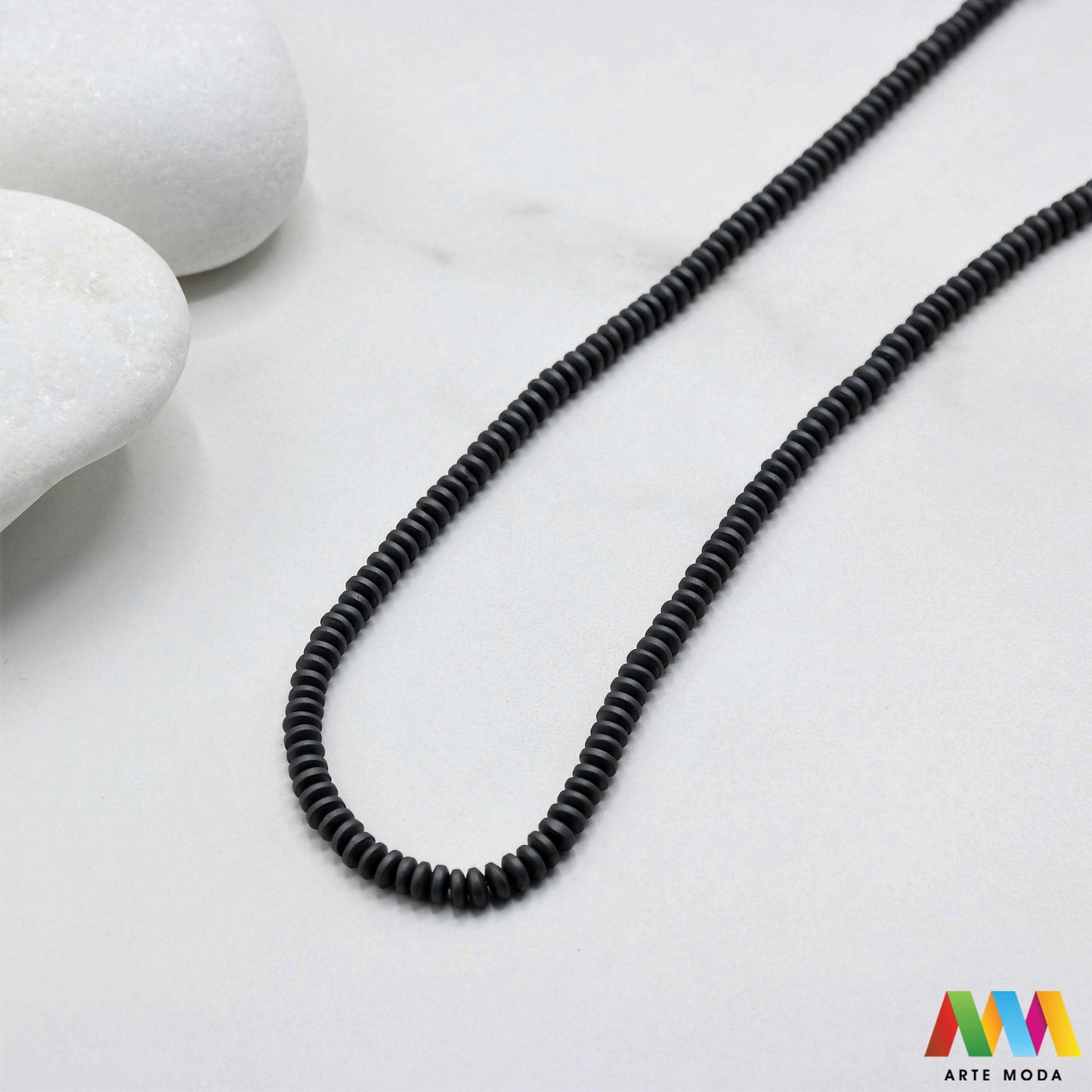 hematit krvavi kamen poludragi mineral metalni sjaj kvarc zrcalo kristal prirodni metalik meditacija zaštita repromaterijal Hematit (ili krvavi kamen) je prirodni mineral smeđe sive ili crne boje karakteriziran prisustvom hladnog metalnog sjaja Vjeruje se da pomaže u jačanju volje samopouzdanja i povezanosti s majkom zemljom Nakit izrađen od njega fascinira svojim tajanstvenim zrcalnim sjajem