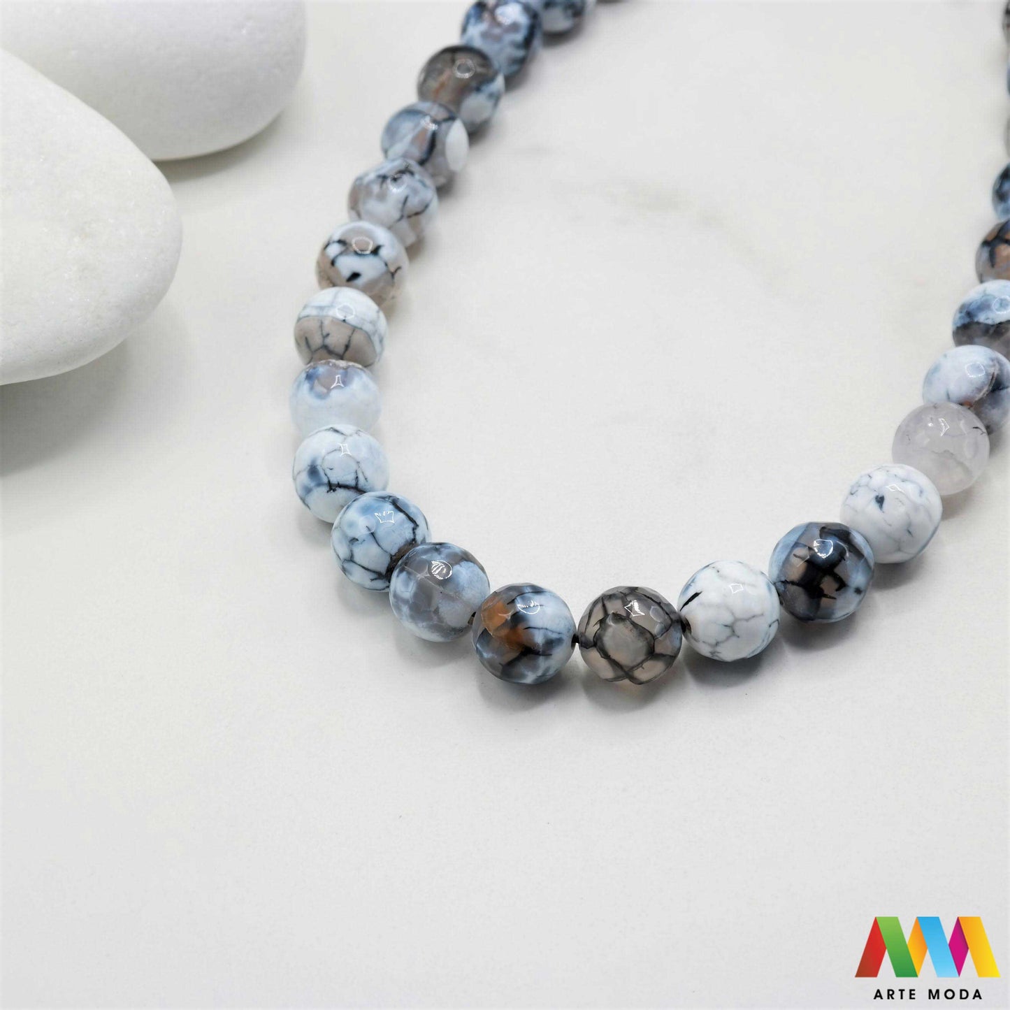 poludragi kamen ahat kristal kalcedon polu dragi poludrago kamenje dragulj mineral kvarc Ahat je jedan od najrasprostranjenijih kristala na planeti Ahat spada u grupu kalcedona izrazito je dekorativan te se od njega izrađuje lijepi nakit i ukrasni predmeti U Hrvatskoj je poznati Lepoglavski Ahat s brda Gaveznica
