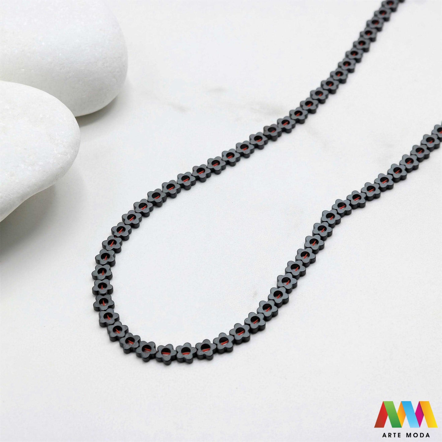 hematit krvavi kamen poludragi mineral metalni sjaj kvarc zrcalo kristal prirodni metalik meditacija zaštita repromaterijal Hematit (ili krvavi kamen) je prirodni mineral smeđe sive ili crne boje karakteriziran prisustvom hladnog metalnog sjaja Vjeruje se da pomaže u jačanju volje samopouzdanja i povezanosti s majkom zemljom Nakit izrađen od njega fascinira svojim tajanstvenim zrcalnim sjajem