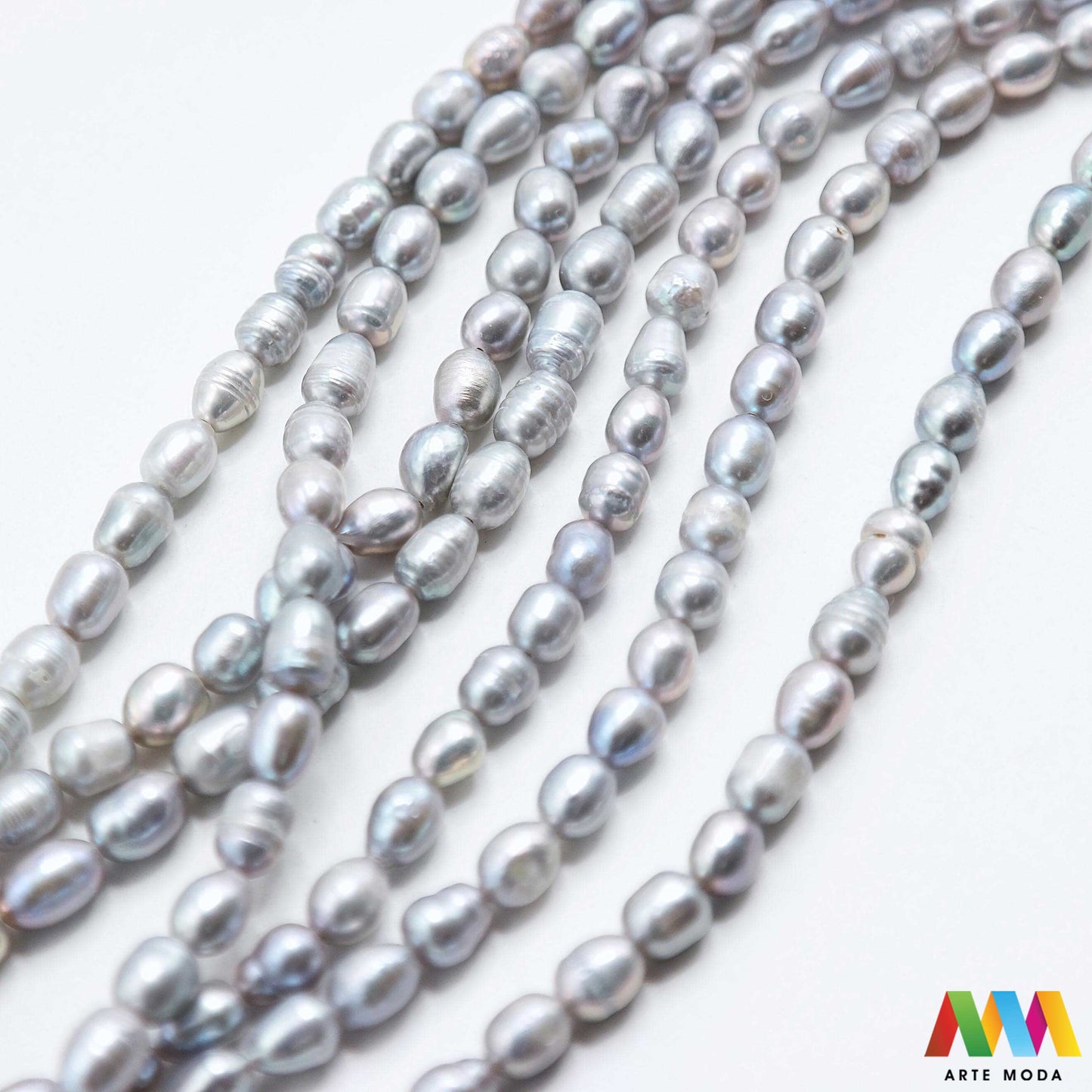 riječni biser zrno bisernica sedef školjka dragi kamen dragulj poludrago kamenje repromaterijal poludragi ukrasni mineral kristal Biser je zrnata tvorevina koja nastaje kod nekih mekušaca osobito kod školjaka bisernica Sastavljeni su od tankih koncentričnih slojeva sedefa i većinom su okruglasti Umjetno uzgojen biser pravi je dragulj mora kojega su stvorili zajednički napori prirode čovjeka i školjke - bisernice arte moda