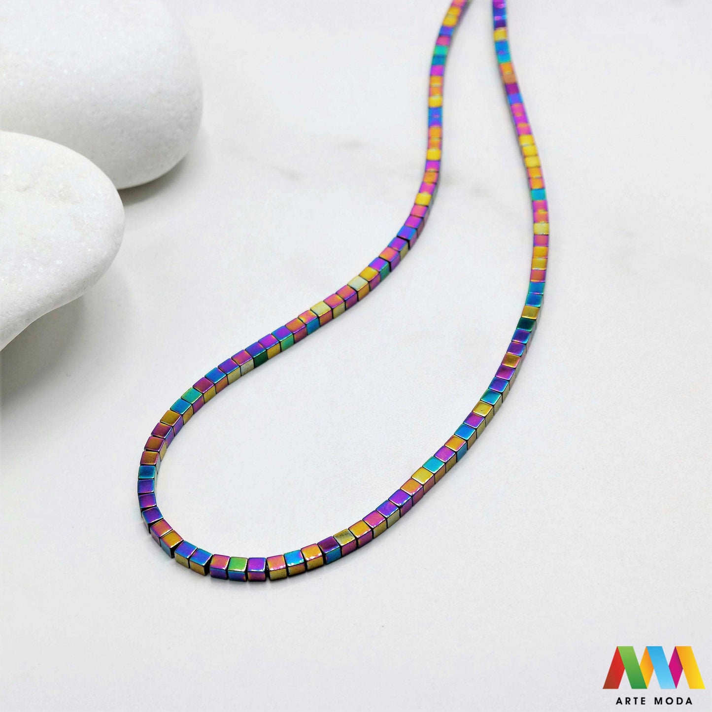 hematit krvavi kamen poludragi mineral metalni sjaj kvarc zrcalo kristal prirodni metalik meditacija zaštita repromaterijal Hematit (ili krvavi kamen) je prirodni mineral smeđe sive ili crne boje karakteriziran prisustvom hladnog metalnog sjaja Vjeruje se da pomaže u jačanju volje samopouzdanja i povezanosti s majkom zemljom Nakit izrađen od njega fascinira svojim tajanstvenim zrcalnim sjajem