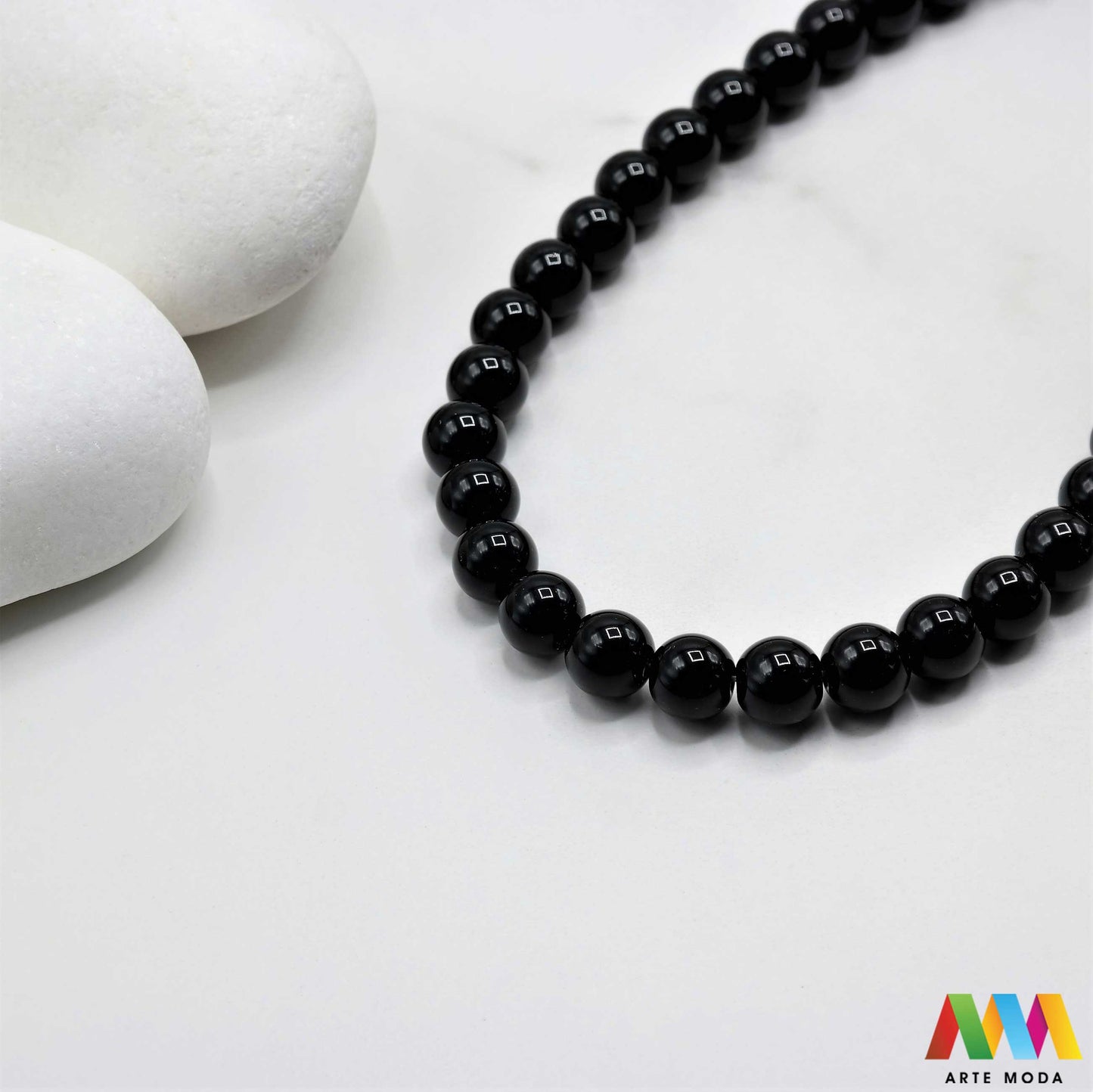 oniks onyx kristal kvarc kalcedon poludrago kamenje repromaterijal poludragi ukrasni kamen mineral crne perle crni muški nakit zaštite uzemljenje snaga izrada DIY mat sjajni narukvice ogrlice Otkrijte moć Oniksa Ovaj crni poludragi kamen simbolizira snagu zaštitu i uzemljenje Njegova duboka boja i elegantan finiš (mat/sjajni) savršeni su za sofisticirani muški i unisex nakit Birajte mat ili sjajne perle od Oniksa i unesite dozu klasične elegancije u svoj uradi sam nakit arte moda repromaterijal