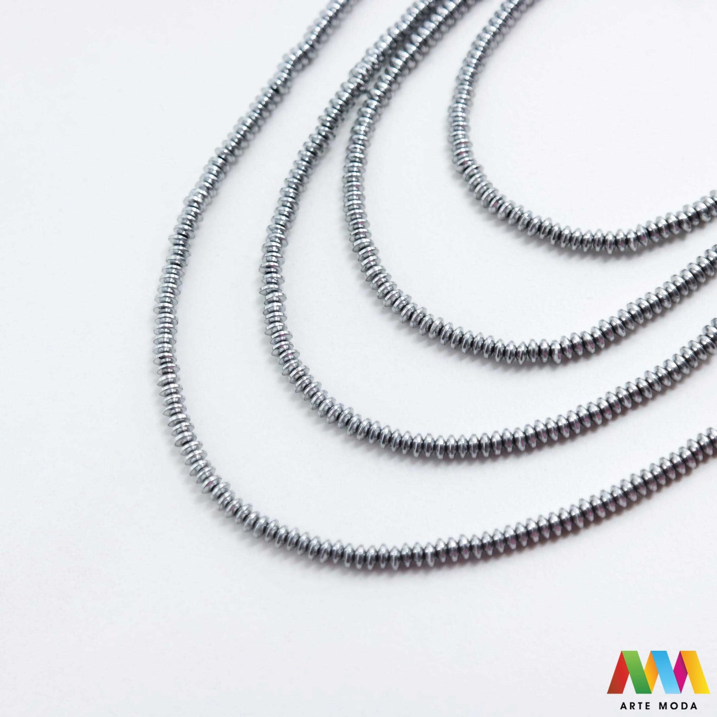 hematit krvavi kamen poludragi mineral metalni sjaj kvarc zrcalo kristal prirodni metalik meditacija zaštita repromaterijal Hematit (ili krvavi kamen) je prirodni mineral smeđe sive ili crne boje karakteriziran prisustvom hladnog metalnog sjaja Vjeruje se da pomaže u jačanju volje samopouzdanja i povezanosti s majkom zemljom Nakit izrađen od njega fascinira svojim tajanstvenim zrcalnim sjajem