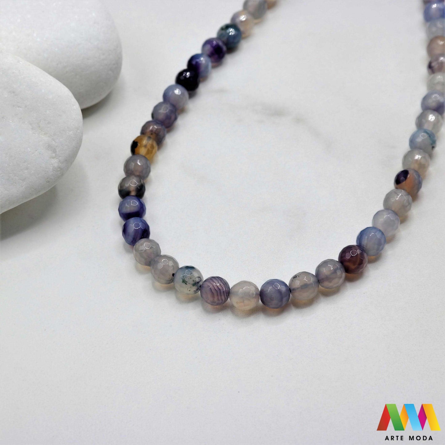 poludragi kamen ahat kristal kalcedon polu dragi poludrago kamenje dragulj mineral kvarc Ahat je jedan od najrasprostranjenijih kristala na planeti Ahat spada u grupu kalcedona izrazito je dekorativan te se od njega izrađuje lijepi nakit i ukrasni predmeti U Hrvatskoj je poznati Lepoglavski Ahat s brda Gaveznica