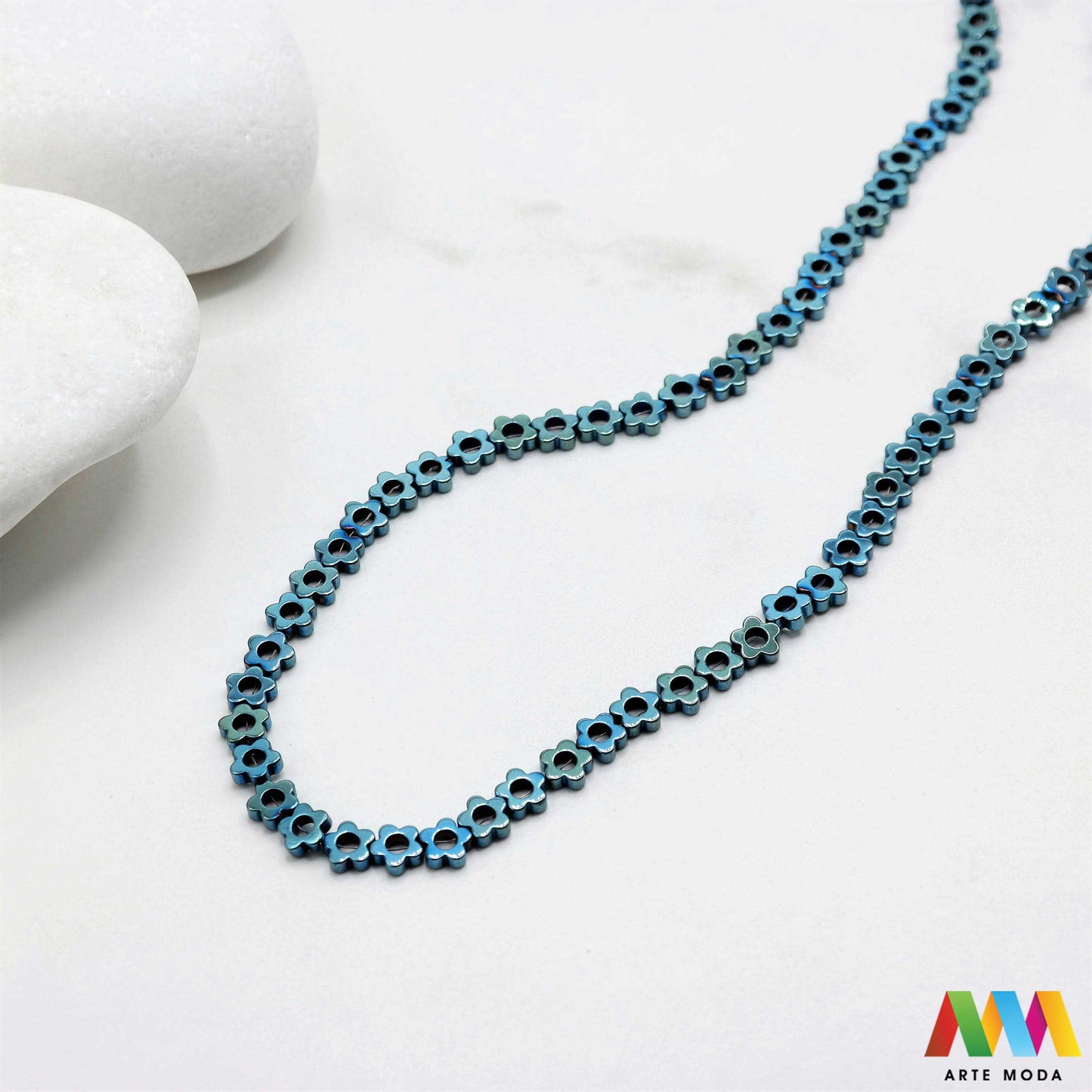 hematit krvavi kamen poludragi mineral metalni sjaj kvarc zrcalo kristal prirodni metalik meditacija zaštita repromaterijal Hematit (ili krvavi kamen) je prirodni mineral smeđe sive ili crne boje karakteriziran prisustvom hladnog metalnog sjaja Vjeruje se da pomaže u jačanju volje samopouzdanja i povezanosti s majkom zemljom Nakit izrađen od njega fascinira svojim tajanstvenim zrcalnim sjajem