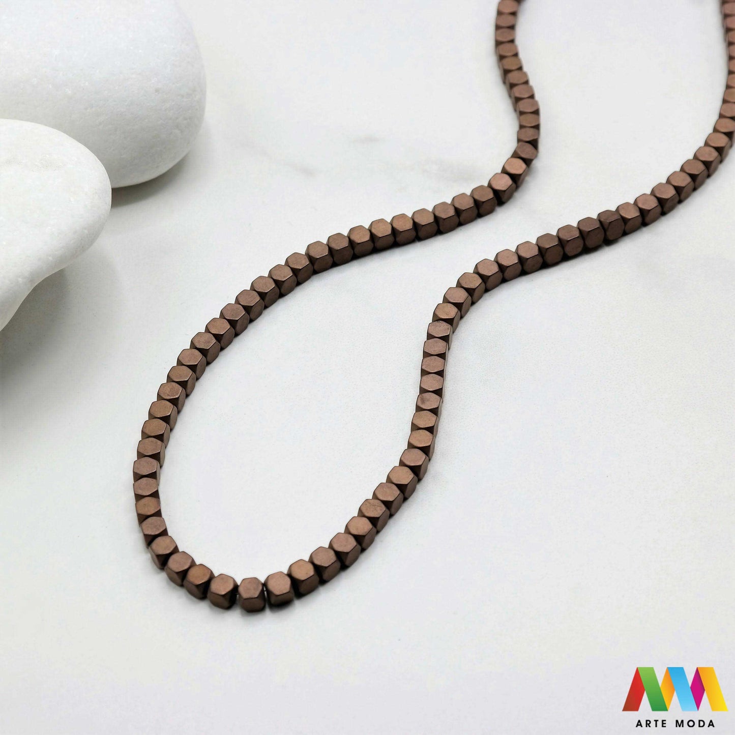 hematit krvavi kamen poludragi mineral metalni sjaj kvarc zrcalo kristal prirodni metalik meditacija zaštita repromaterijal Hematit (ili krvavi kamen) je prirodni mineral smeđe sive ili crne boje karakteriziran prisustvom hladnog metalnog sjaja Vjeruje se da pomaže u jačanju volje samopouzdanja i povezanosti s majkom zemljom Nakit izrađen od njega fascinira svojim tajanstvenim zrcalnim sjajem