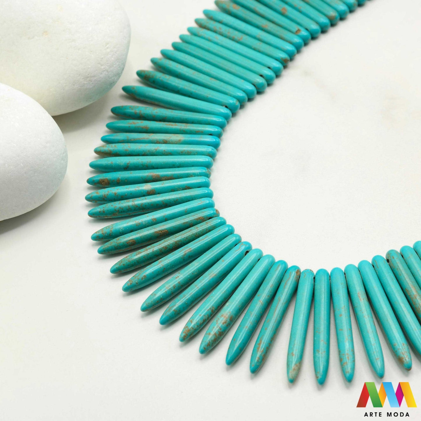 tirkiz poludragi kamen kristal mineral nakit prirodni meditacija zaštita sreća plava grlena čakra ljekovito kamenje energija kristala Simbol neba i mora ovaj prekrasni plavi poludragi kamen cijenjen je zbog svoje ljepote i metafizičkih svojstava Vjeruje se da pomaže u komunikaciji donosi sreću i štiti od negativne energije Savršen je za izradu nakita i meditaciju