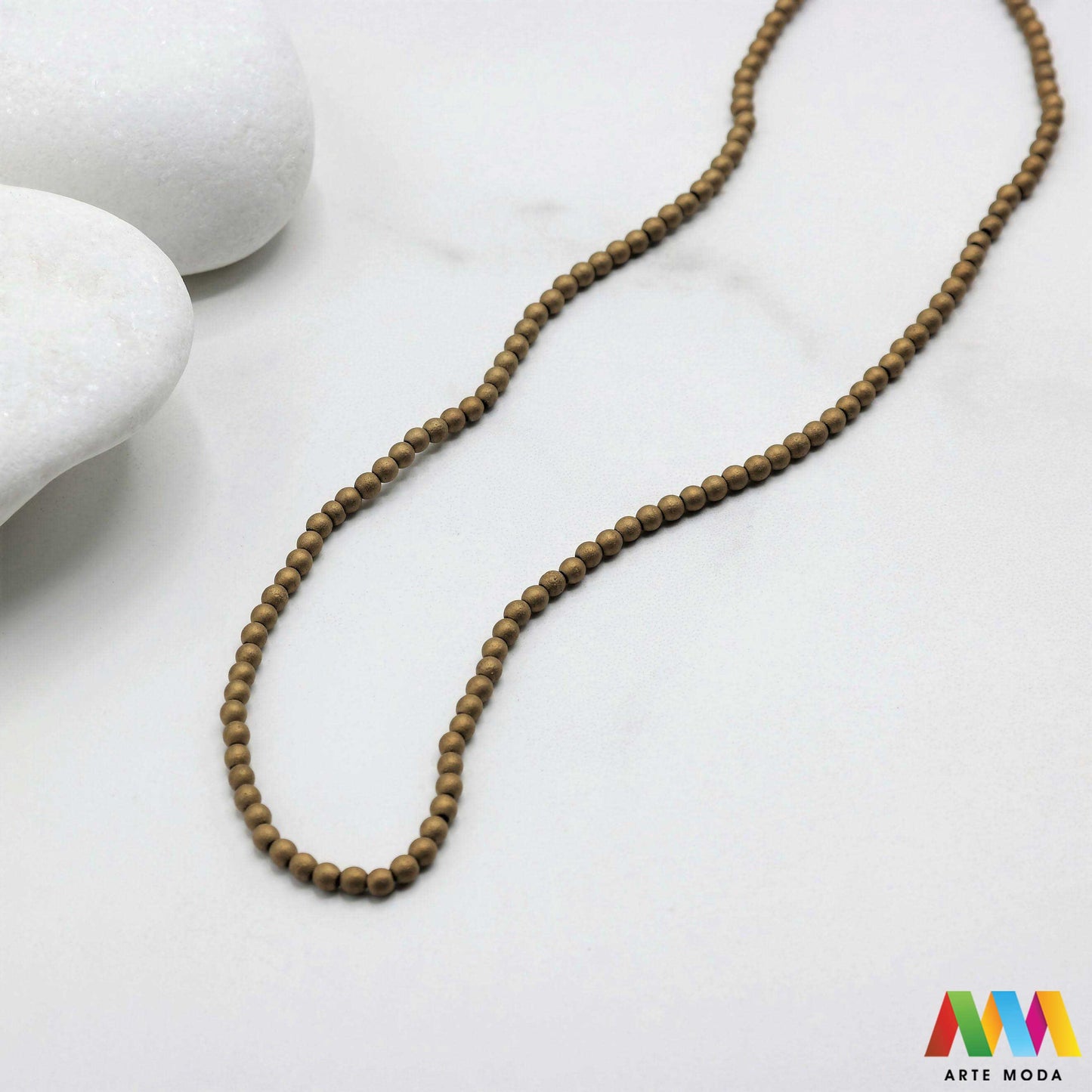 hematit krvavi kamen poludragi mineral metalni sjaj kvarc zrcalo kristal prirodni metalik meditacija zaštita repromaterijal Hematit (ili krvavi kamen) je prirodni mineral smeđe sive ili crne boje karakteriziran prisustvom hladnog metalnog sjaja Vjeruje se da pomaže u jačanju volje samopouzdanja i povezanosti s majkom zemljom Nakit izrađen od njega fascinira svojim tajanstvenim zrcalnim sjajem