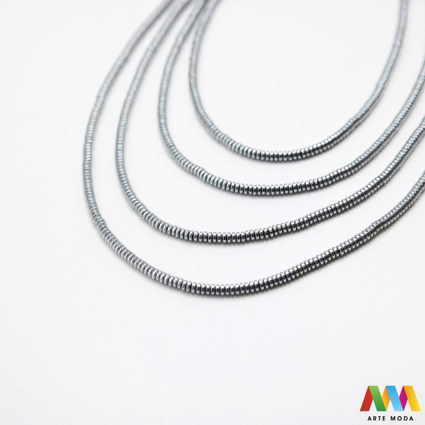 hematit krvavi kamen poludragi mineral metalni sjaj kvarc zrcalo kristal prirodni metalik meditacija zaštita repromaterijal Hematit (ili krvavi kamen) je prirodni mineral smeđe sive ili crne boje karakteriziran prisustvom hladnog metalnog sjaja Vjeruje se da pomaže u jačanju volje samopouzdanja i povezanosti s majkom zemljom Nakit izrađen od njega fascinira svojim tajanstvenim zrcalnim sjajem