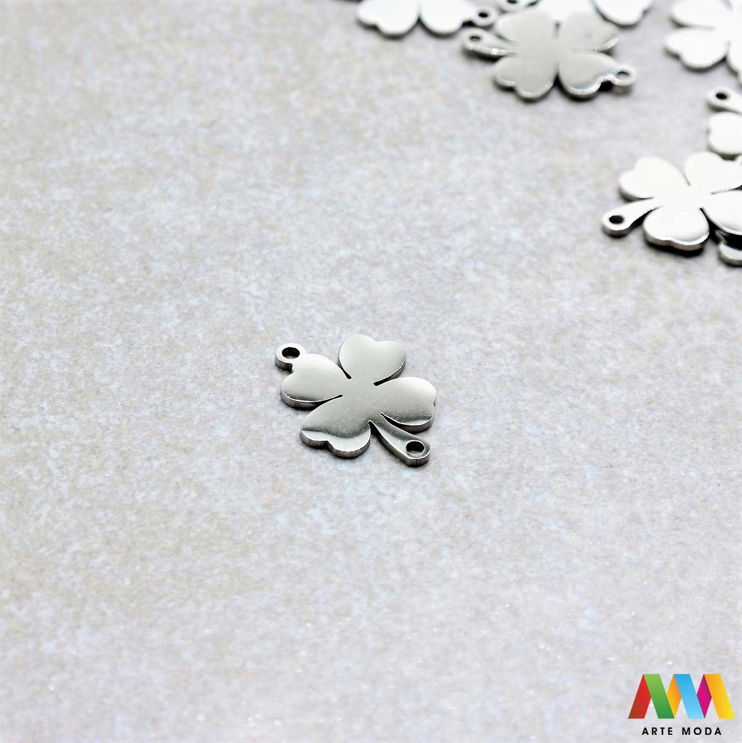 djetelina privjesak s dvije rupe dve od čelika repromaterijal čelični ogrlice ogrlica narukvica narukvice nanožnica nehrđajući Privjesci izrađeni od nehrđajućeg čelika 316L koji služe za izradu nakita poput narukvica ili ogrlica najčešće se koriste za nizanje ili uz pomoć alkice se stavljaju na sajlu gumu flaks i ostale materijale