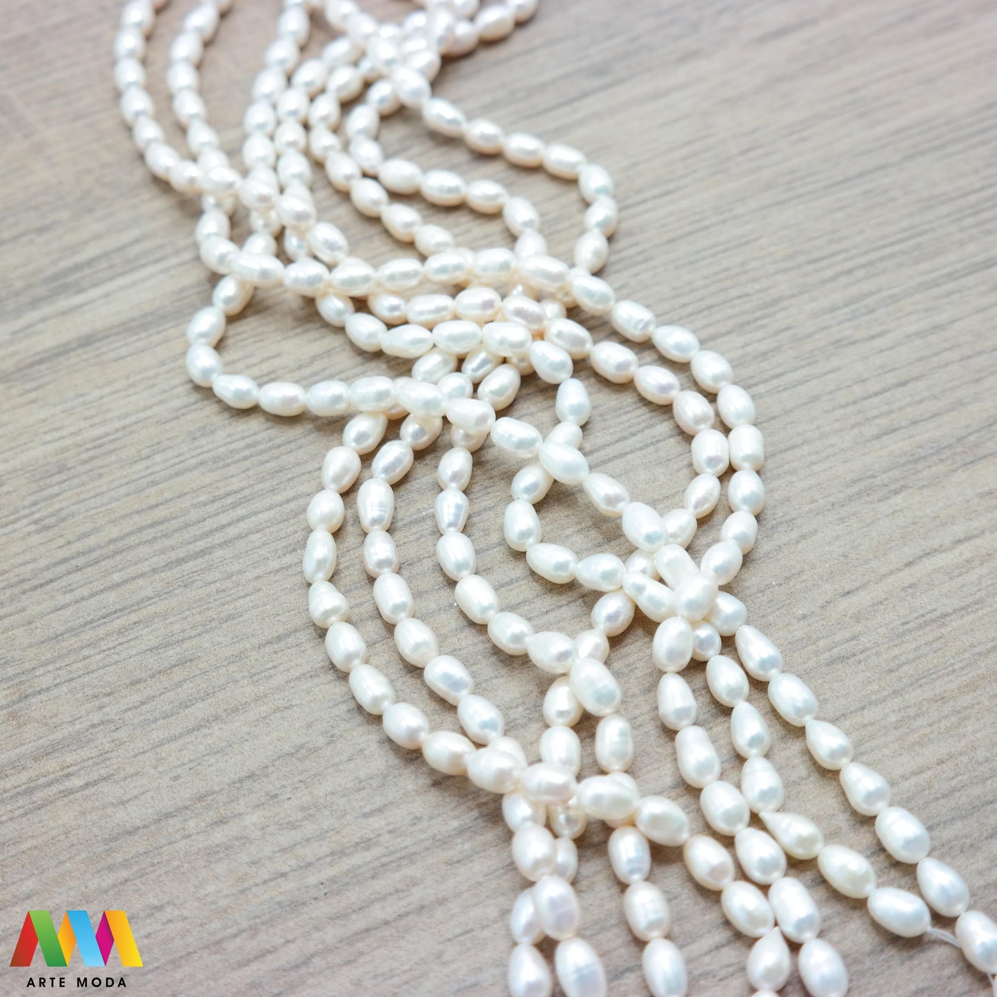 riječni biser zrno bisernica sedef školjka dragi kamen dragulj poludrago kamenje repromaterijal poludragi ukrasni mineral kristal Biser je zrnata tvorevina koja nastaje kod nekih mekušaca osobito kod školjaka bisernica Sastavljeni su od tankih koncentričnih slojeva sedefa i većinom su okruglasti Umjetno uzgojen biser pravi je dragulj mora kojega su stvorili zajednički napori prirode čovjeka i školjke - bisernice arte moda