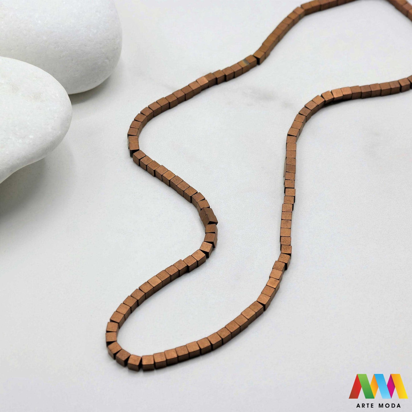 hematit krvavi kamen poludragi mineral metalni sjaj kvarc zrcalo kristal prirodni metalik meditacija zaštita repromaterijal Hematit (ili krvavi kamen) je prirodni mineral smeđe sive ili crne boje karakteriziran prisustvom hladnog metalnog sjaja Vjeruje se da pomaže u jačanju volje samopouzdanja i povezanosti s majkom zemljom Nakit izrađen od njega fascinira svojim tajanstvenim zrcalnim sjajem