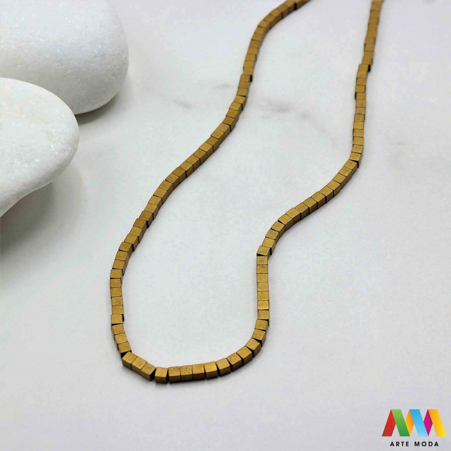 hematit krvavi kamen poludragi mineral metalni sjaj kvarc zrcalo kristal prirodni metalik meditacija zaštita repromaterijal Hematit (ili krvavi kamen) je prirodni mineral smeđe sive ili crne boje karakteriziran prisustvom hladnog metalnog sjaja Vjeruje se da pomaže u jačanju volje samopouzdanja i povezanosti s majkom zemljom Nakit izrađen od njega fascinira svojim tajanstvenim zrcalnim sjajem