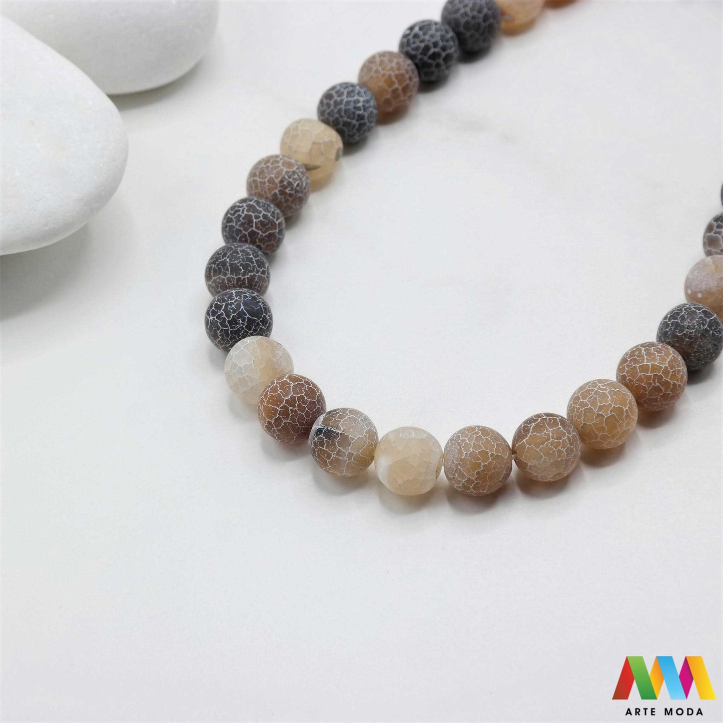 poludragi kamen ahat kristal kalcedon polu dragi poludrago kamenje dragulj mineral kvarc Ahat je jedan od najrasprostranjenijih kristala na planeti Ahat spada u grupu kalcedona izrazito je dekorativan te se od njega izrađuje lijepi nakit i ukrasni predmeti U Hrvatskoj je poznati Lepoglavski Ahat s brda Gaveznica