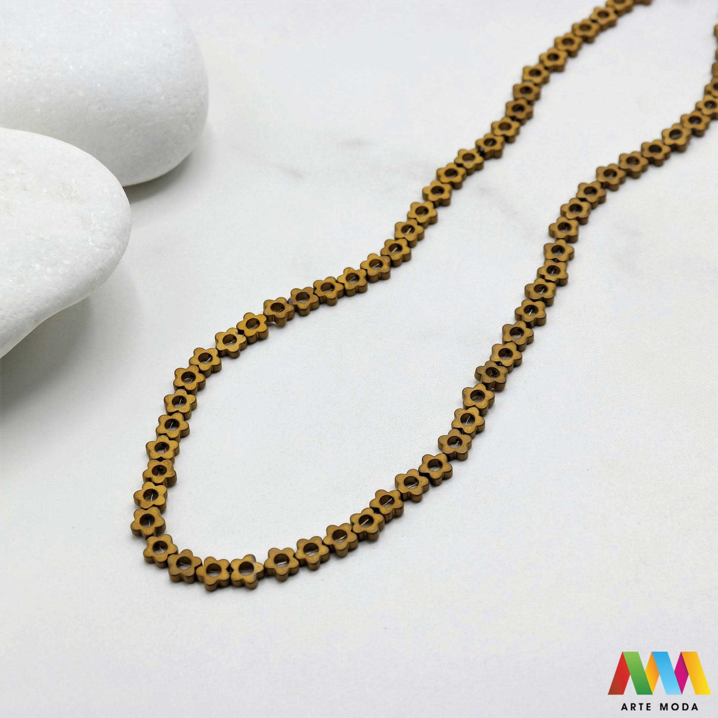 hematit krvavi kamen poludragi mineral metalni sjaj kvarc zrcalo kristal prirodni metalik meditacija zaštita repromaterijal Hematit (ili krvavi kamen) je prirodni mineral smeđe sive ili crne boje karakteriziran prisustvom hladnog metalnog sjaja Vjeruje se da pomaže u jačanju volje samopouzdanja i povezanosti s majkom zemljom Nakit izrađen od njega fascinira svojim tajanstvenim zrcalnim sjajem