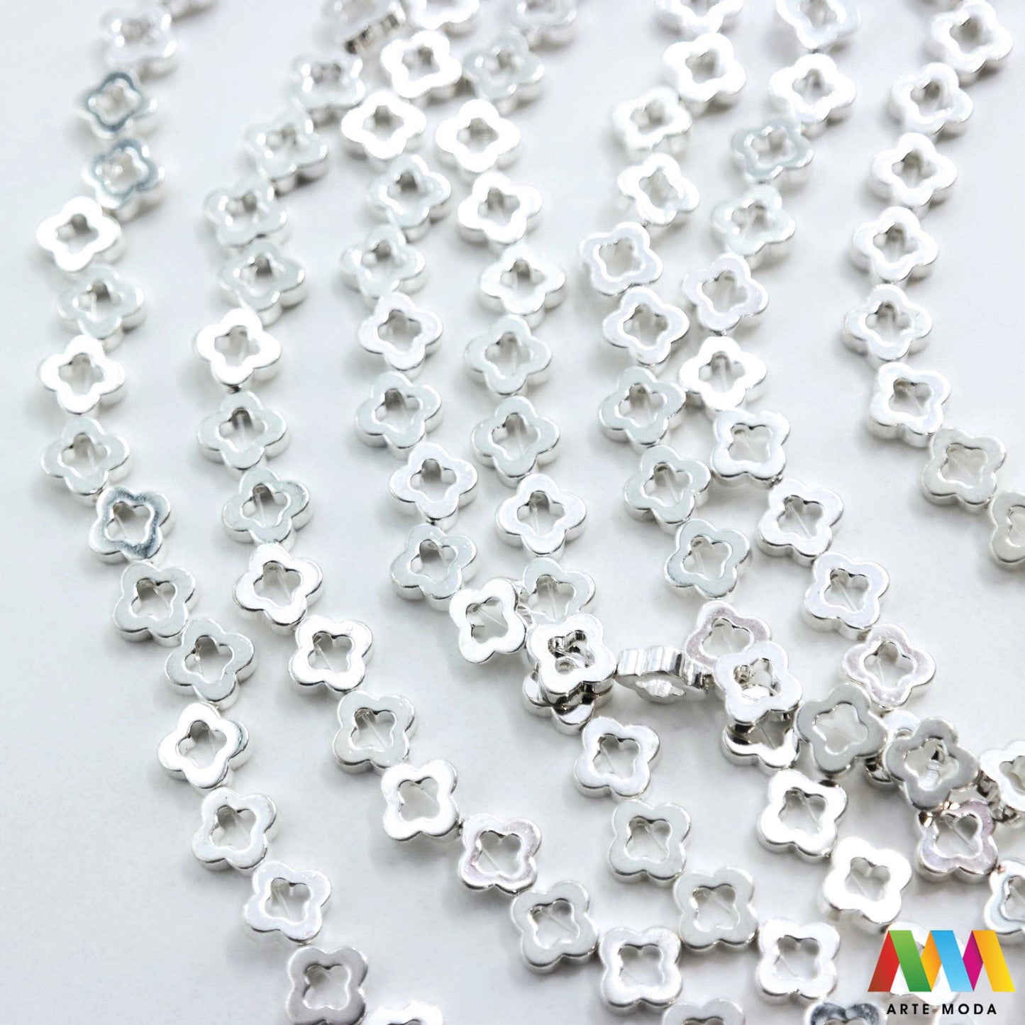 hematit krvavi kamen poludragi mineral metalni sjaj kvarc zrcalo kristal prirodni metalik meditacija zaštita repromaterijal Hematit (ili krvavi kamen) je prirodni mineral smeđe sive ili crne boje karakteriziran prisustvom hladnog metalnog sjaja Vjeruje se da pomaže u jačanju volje samopouzdanja i povezanosti s majkom zemljom Nakit izrađen od njega fascinira svojim tajanstvenim zrcalnim sjajem