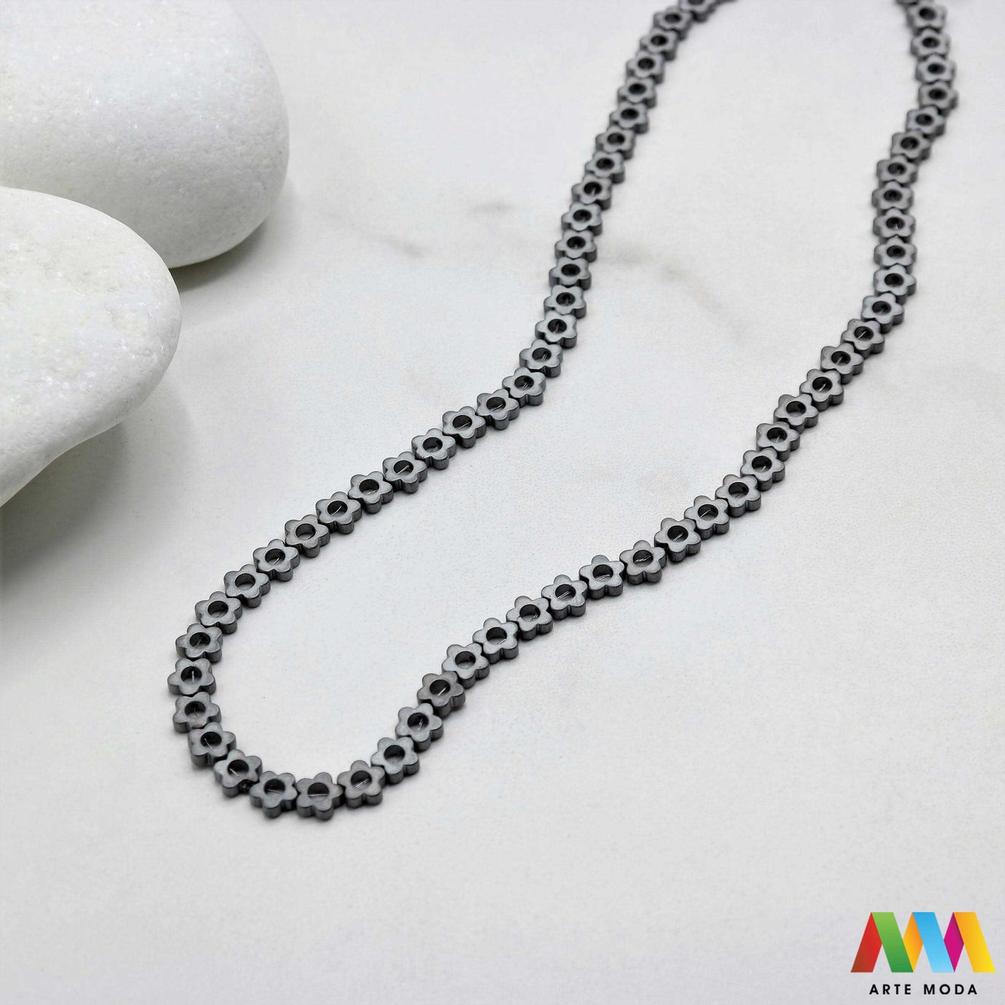 hematit krvavi kamen poludragi mineral metalni sjaj kvarc zrcalo kristal prirodni metalik meditacija zaštita repromaterijal Hematit (ili krvavi kamen) je prirodni mineral smeđe sive ili crne boje karakteriziran prisustvom hladnog metalnog sjaja Vjeruje se da pomaže u jačanju volje samopouzdanja i povezanosti s majkom zemljom Nakit izrađen od njega fascinira svojim tajanstvenim zrcalnim sjajem