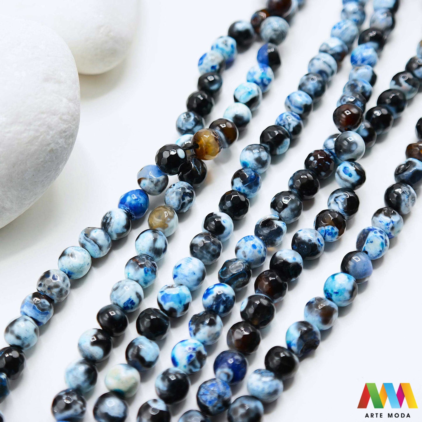 poludragi kamen ahat kristal kalcedon polu dragi poludrago kamenje dragulj mineral kvarc Ahat je jedan od najrasprostranjenijih kristala na planeti Ahat spada u grupu kalcedona izrazito je dekorativan te se od njega izrađuje lijepi nakit i ukrasni predmeti U Hrvatskoj je poznati Lepoglavski Ahat s brda Gaveznica